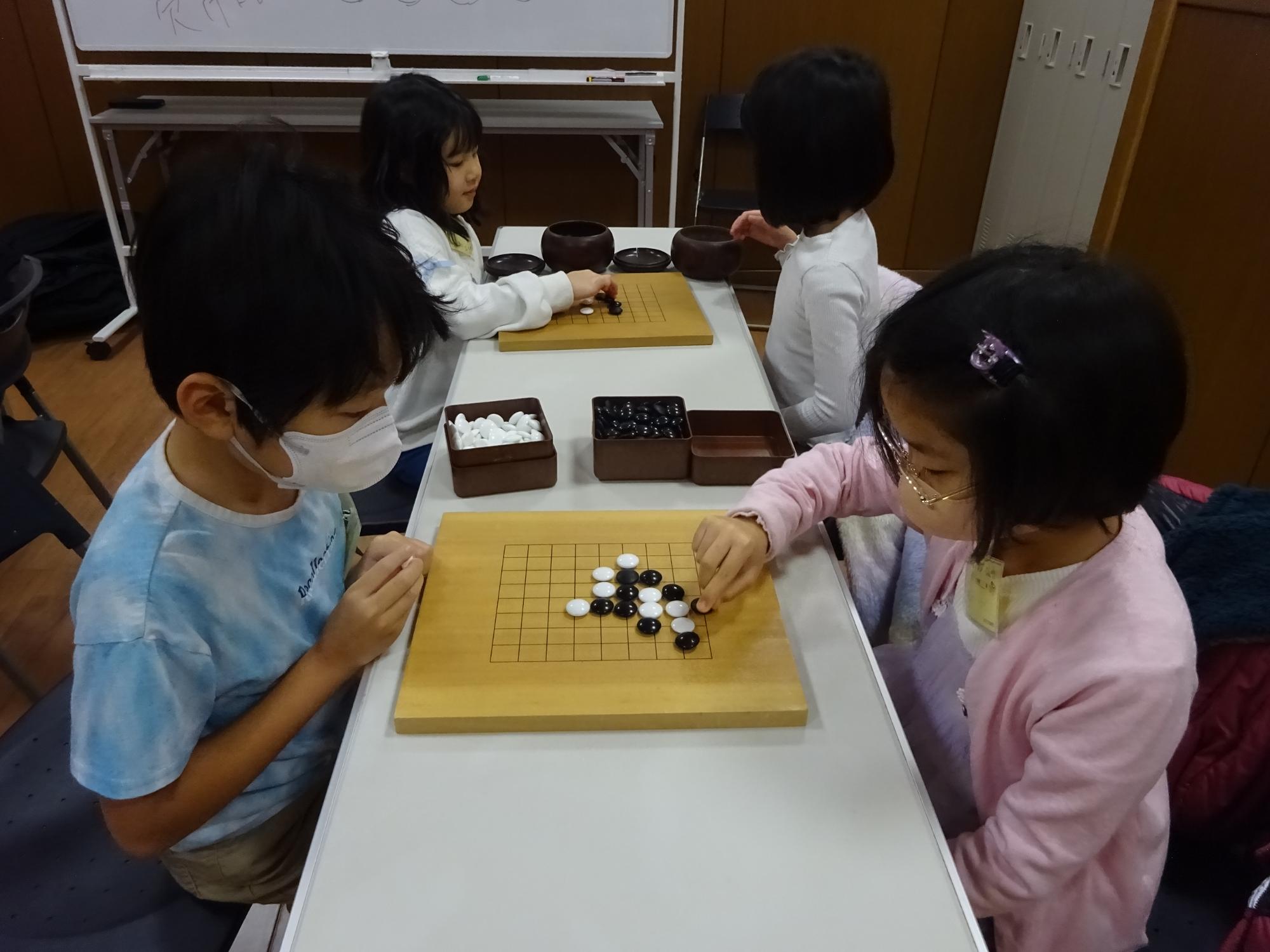 入門クラスで対局をしている子どもたちの写真