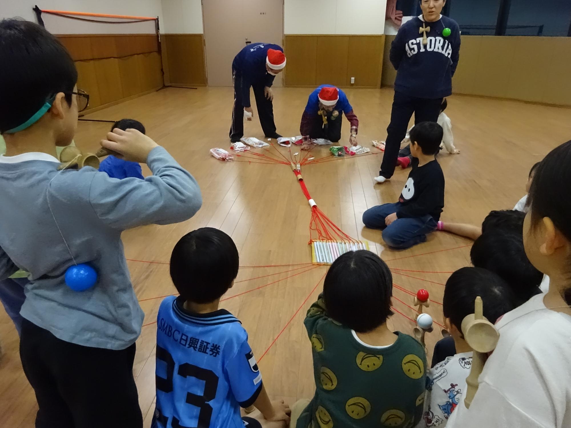 けん玉ひもくじをしている子どもたちの写真