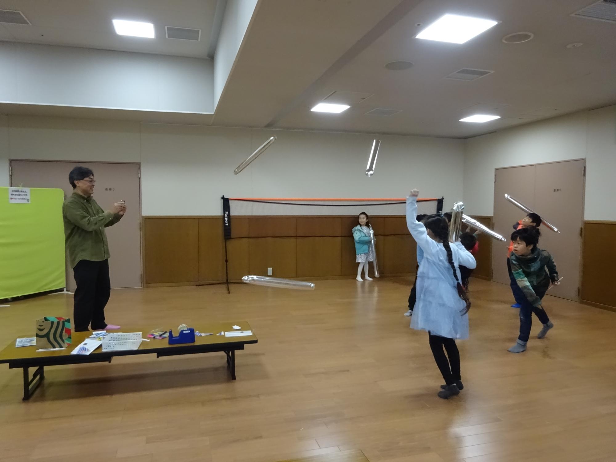 風船ロケットを作って飛ばしている様子の写真