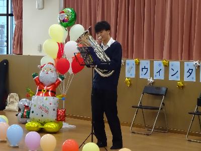 ユーフォニウムを演奏している高校生の写真