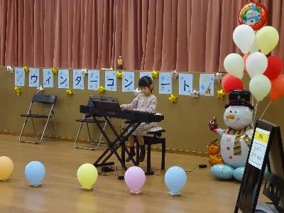 ピアノを演奏している児童の写真