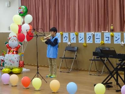 トランペットを演奏している小学生の写真