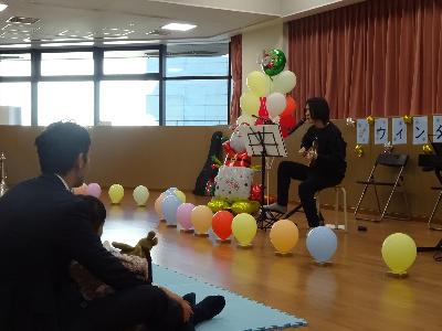 ギターの弾き語りをしている高校生の写真