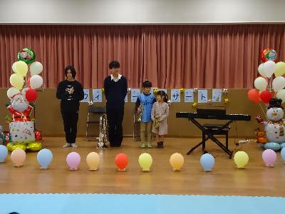 参加児童が記念撮影している様子の写真