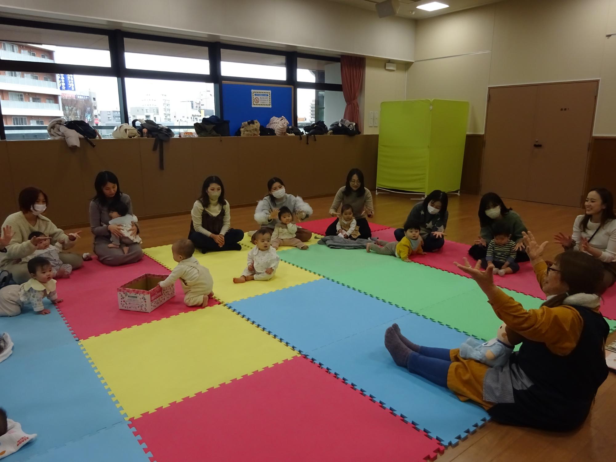 親子でふれあい遊びをしている様子