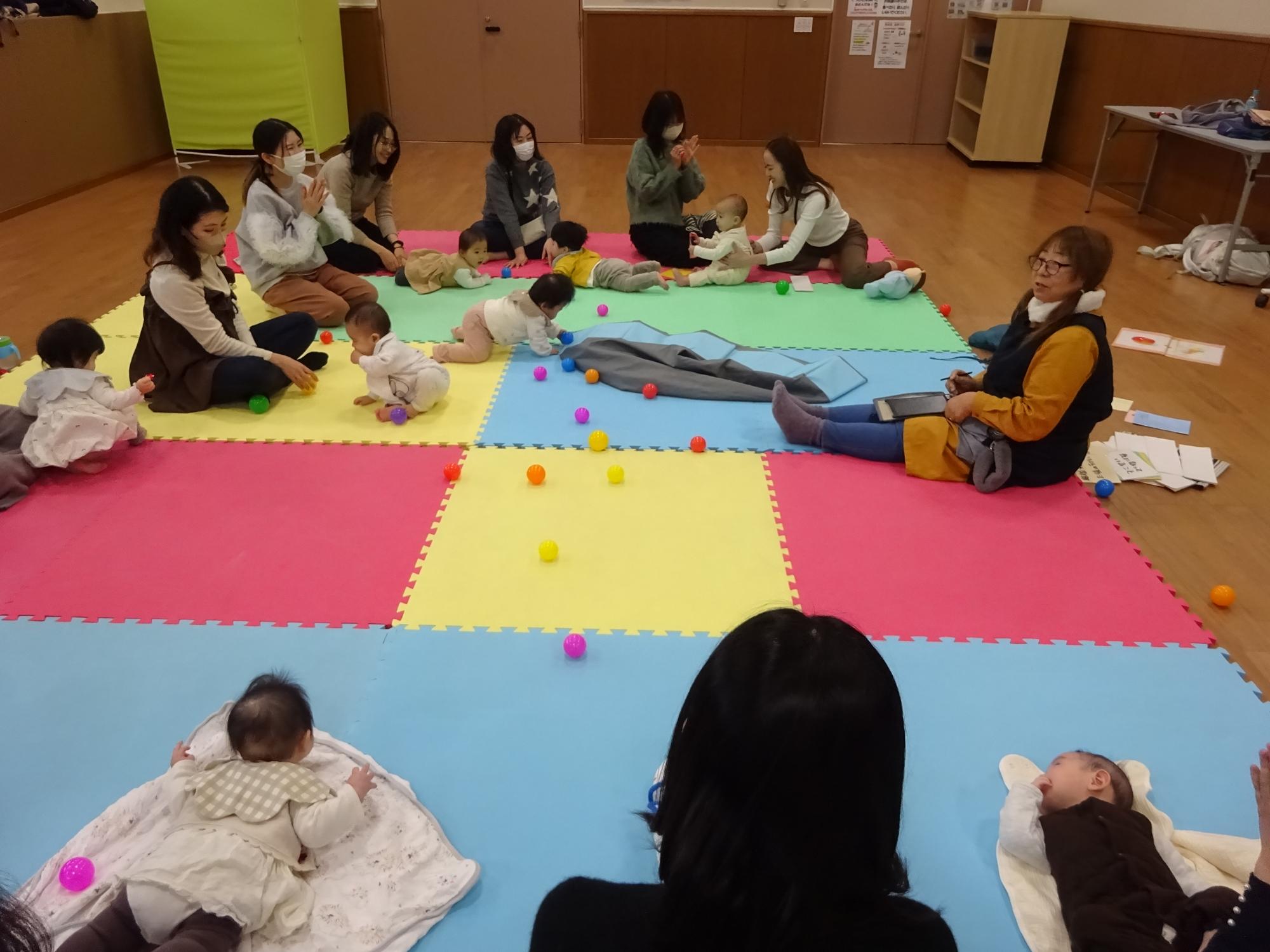 親子でふれあい遊びをしている様子