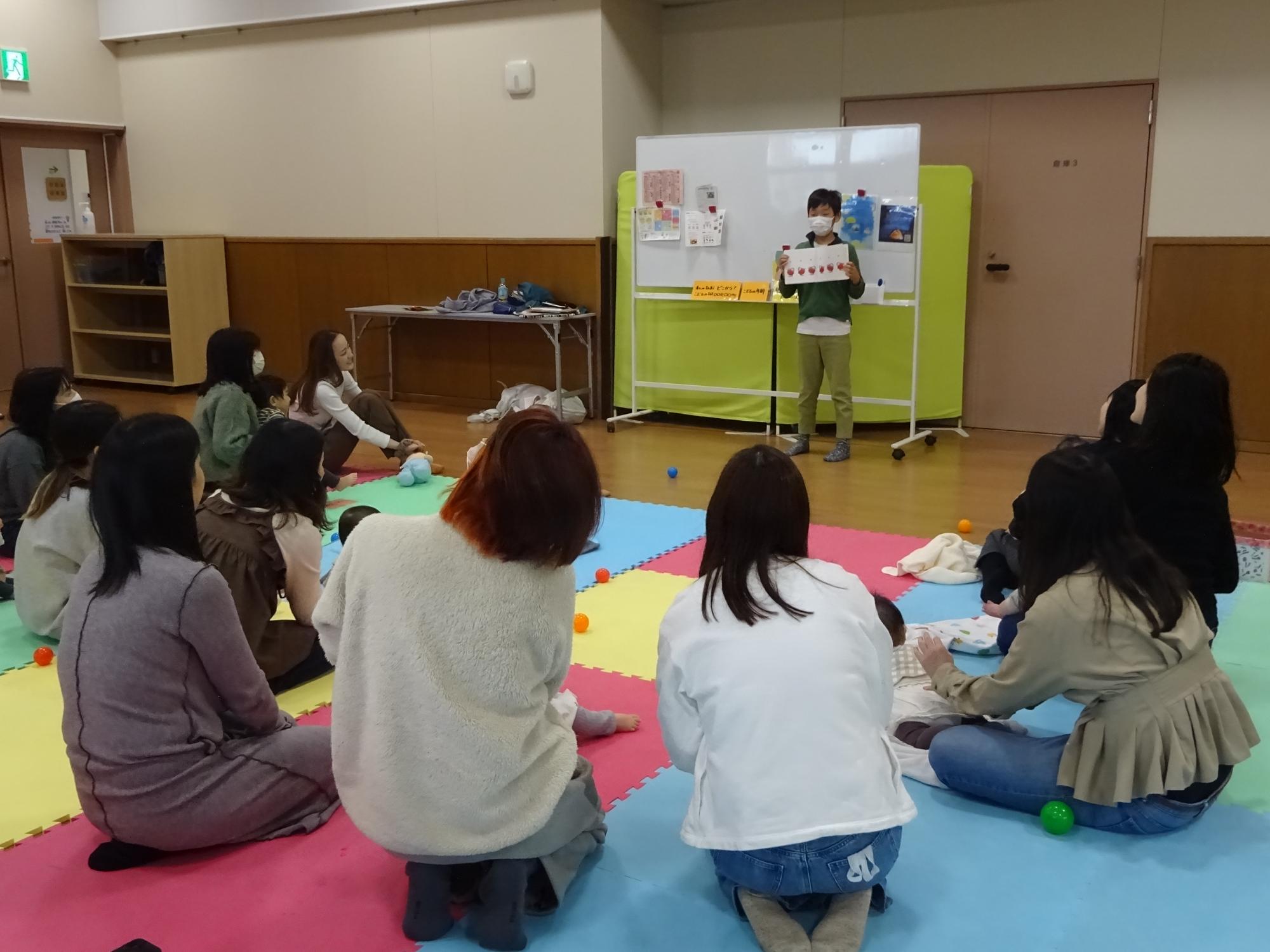 親子でふれあい遊びで絵本を読んでいる様子