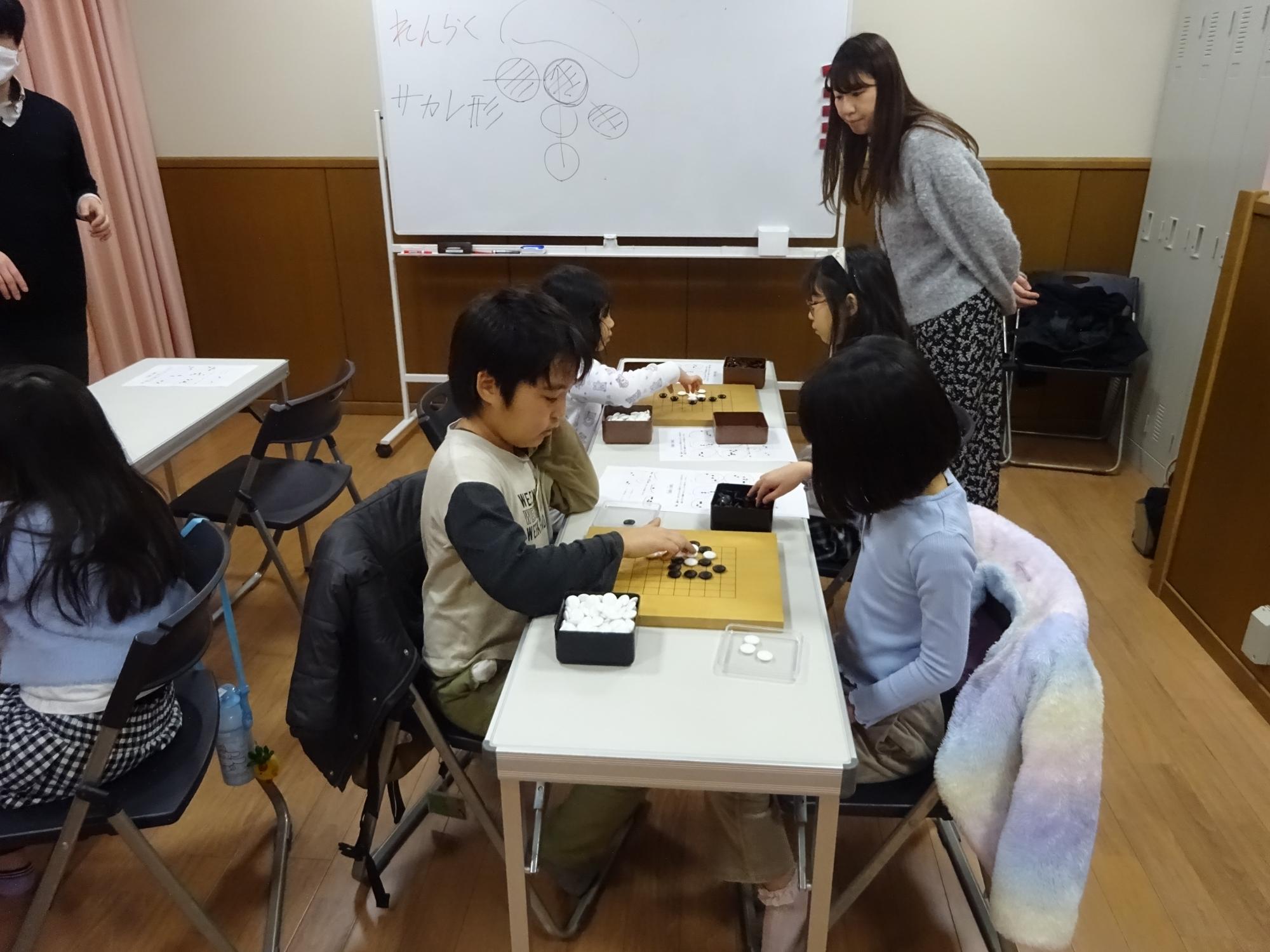 囲碁で対局をしている様子