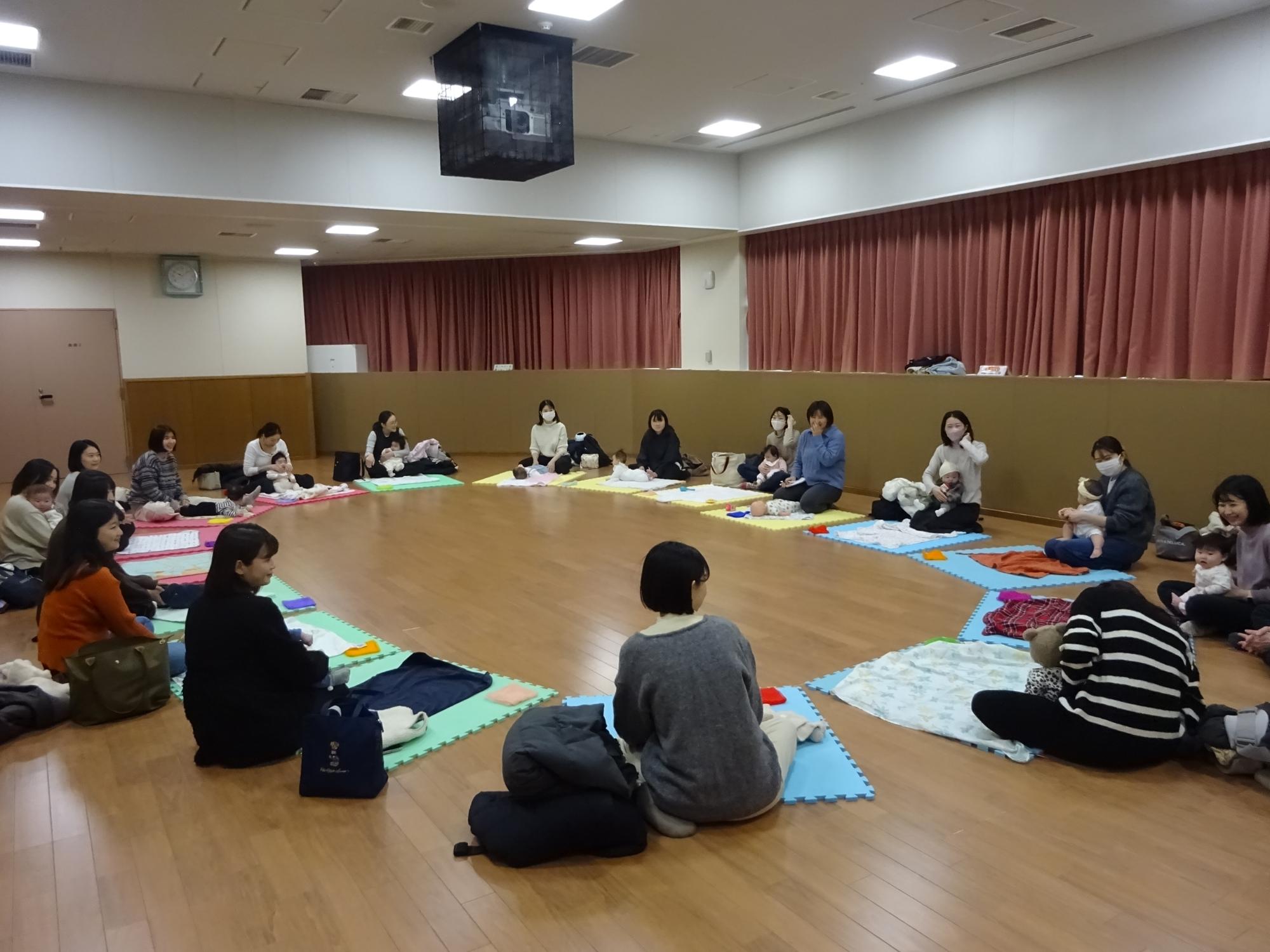 ベビーマッサージをしている様子