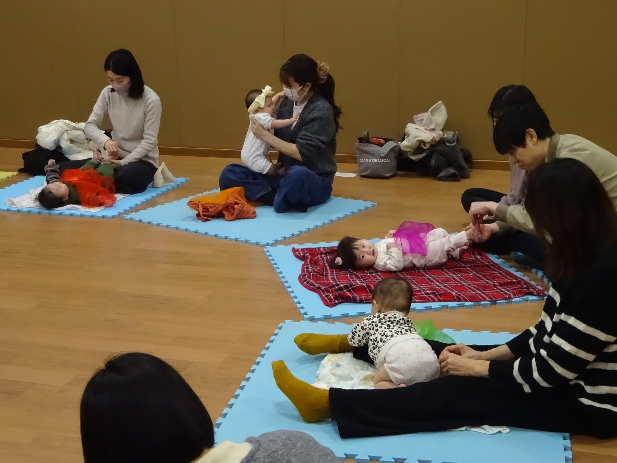 ベビーマッサージをしている様子