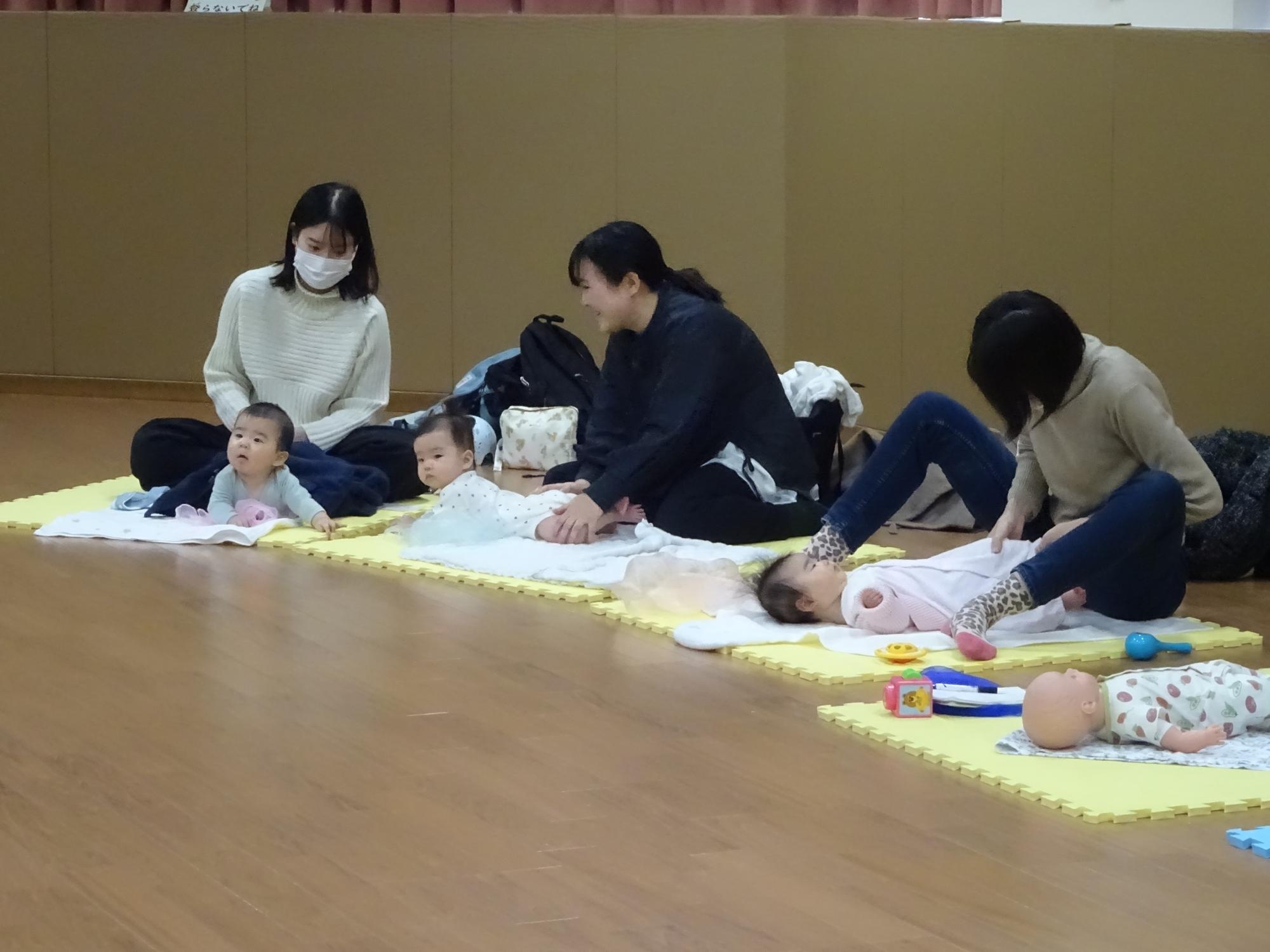 ベビーマッサージをしている様子