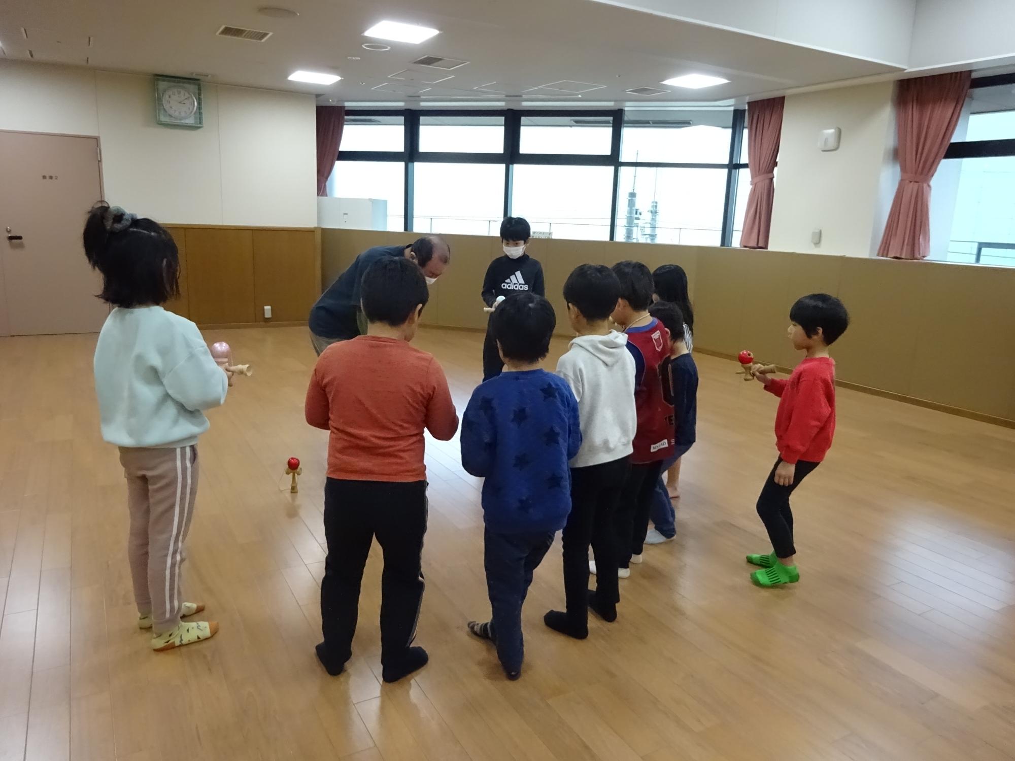 けん玉を練習している様子