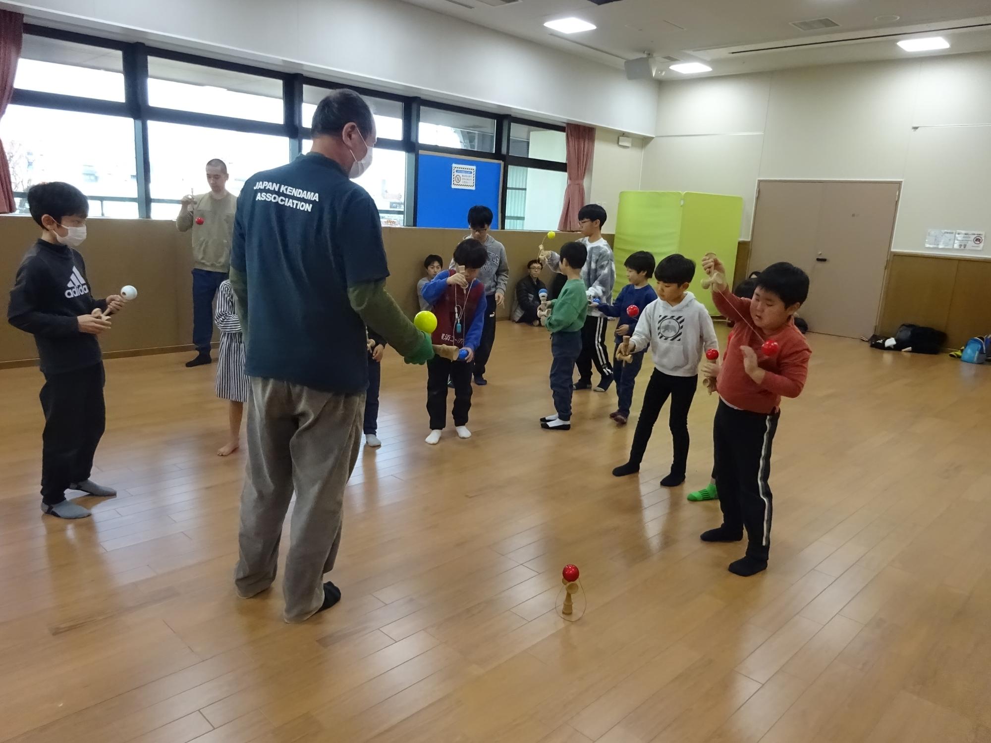 けん玉を練習している様子