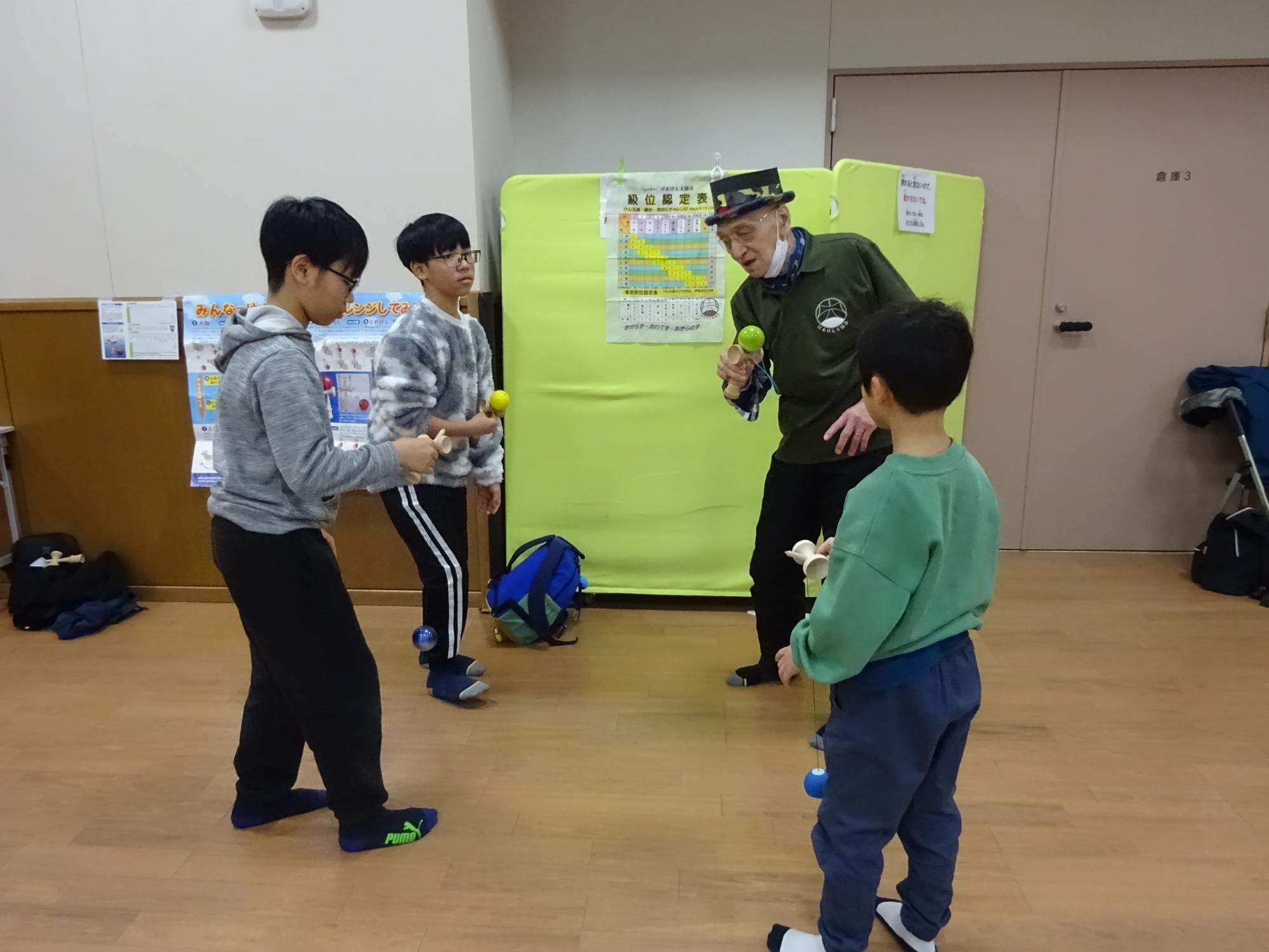 けん玉を練習している様子