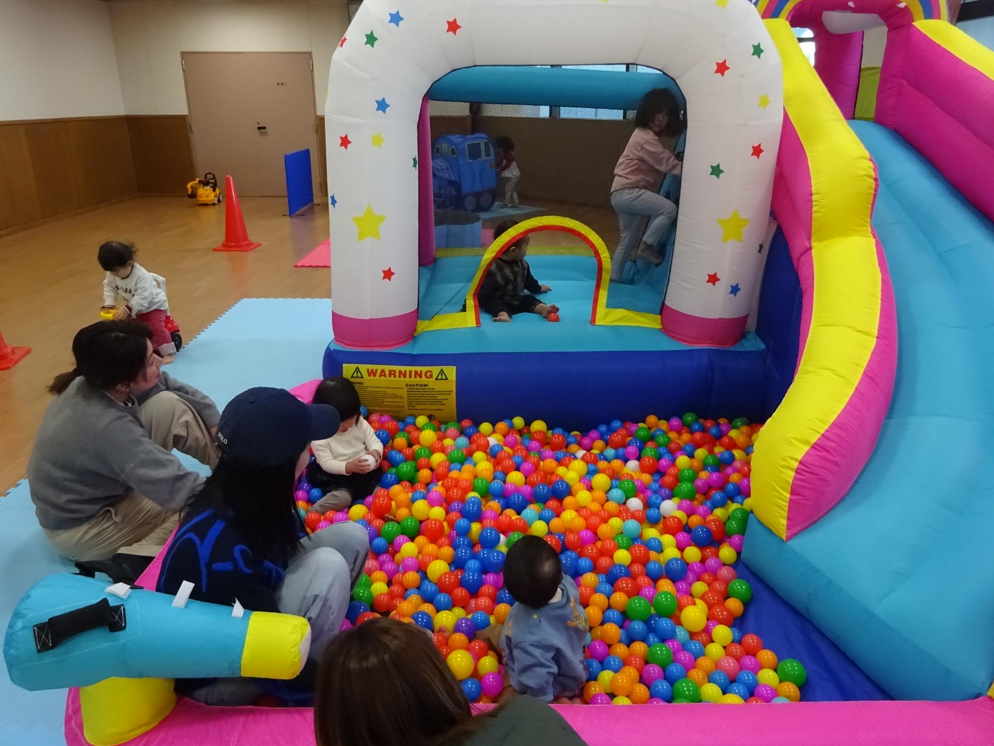 幼児親子が大型遊具で遊んでいる様子