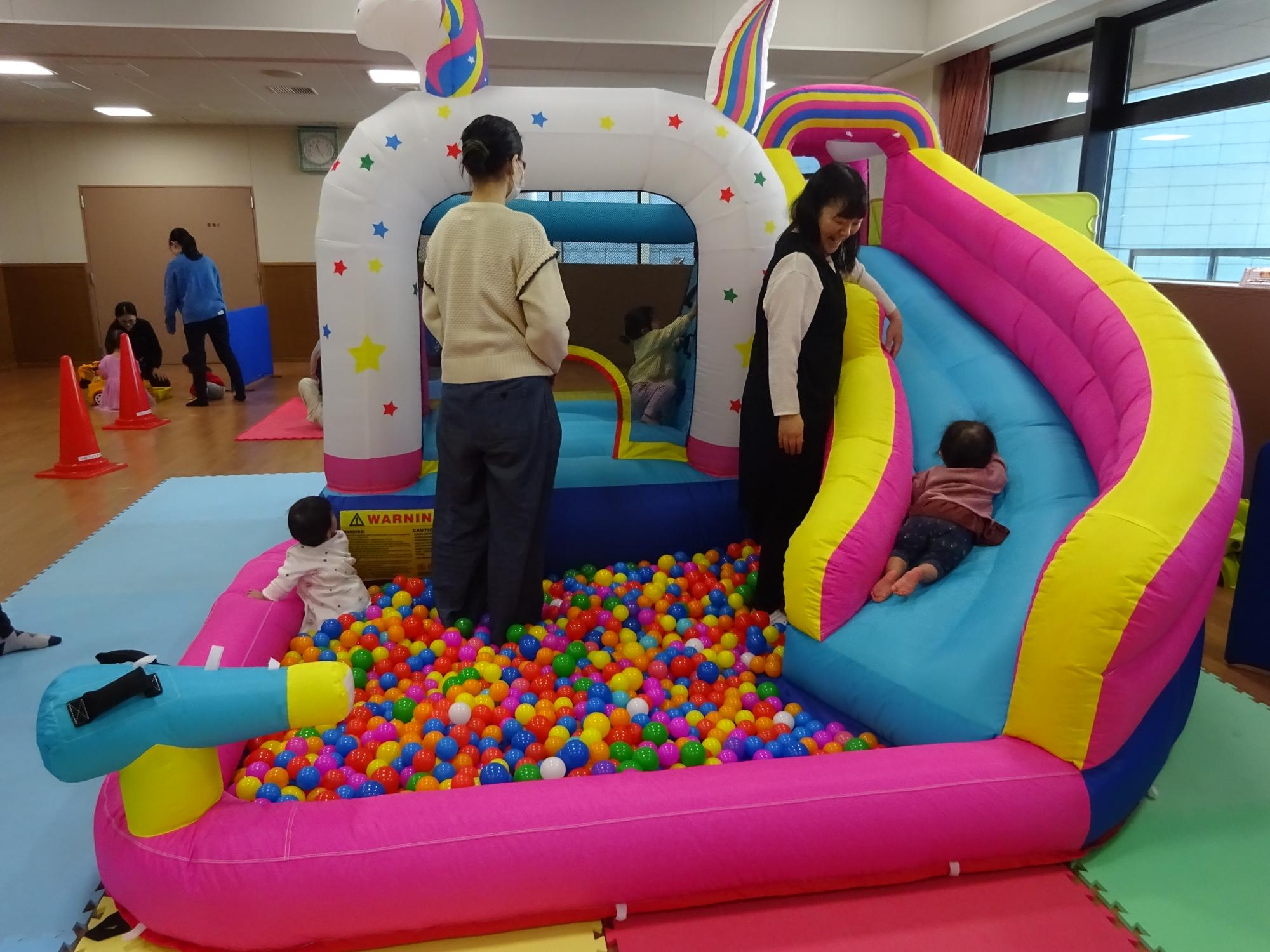 幼児親子が大型遊具で遊んでいる様子