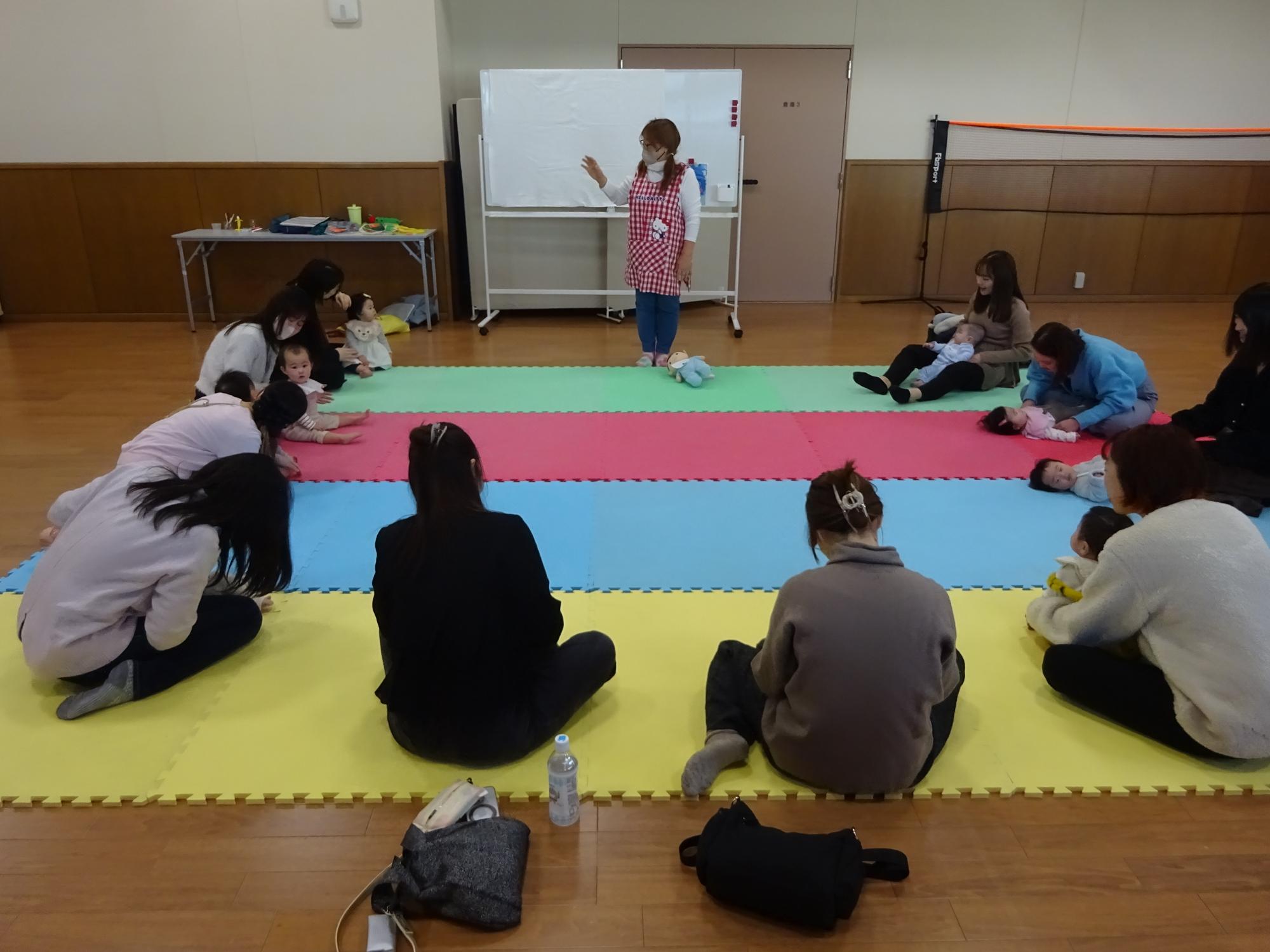 親子でふれいあいながら遊んでいる様子