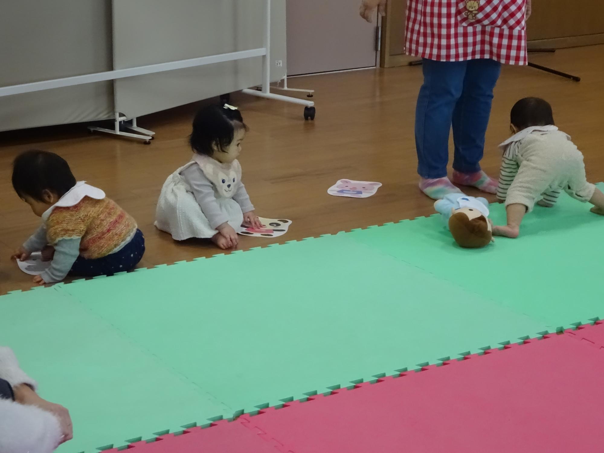 幼児が遊んでいる様子