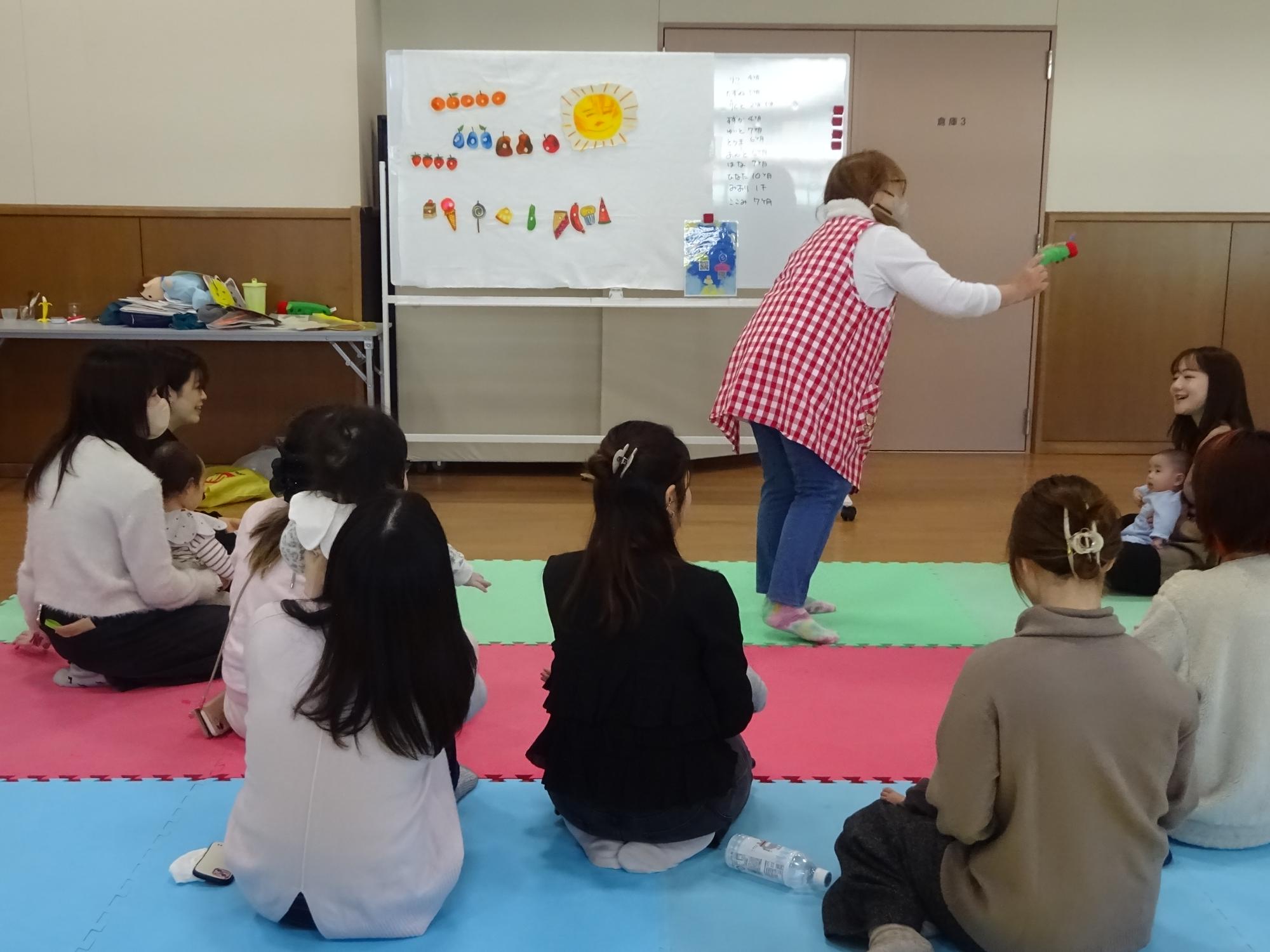 親子でふれいあいながら遊んでいる様子
