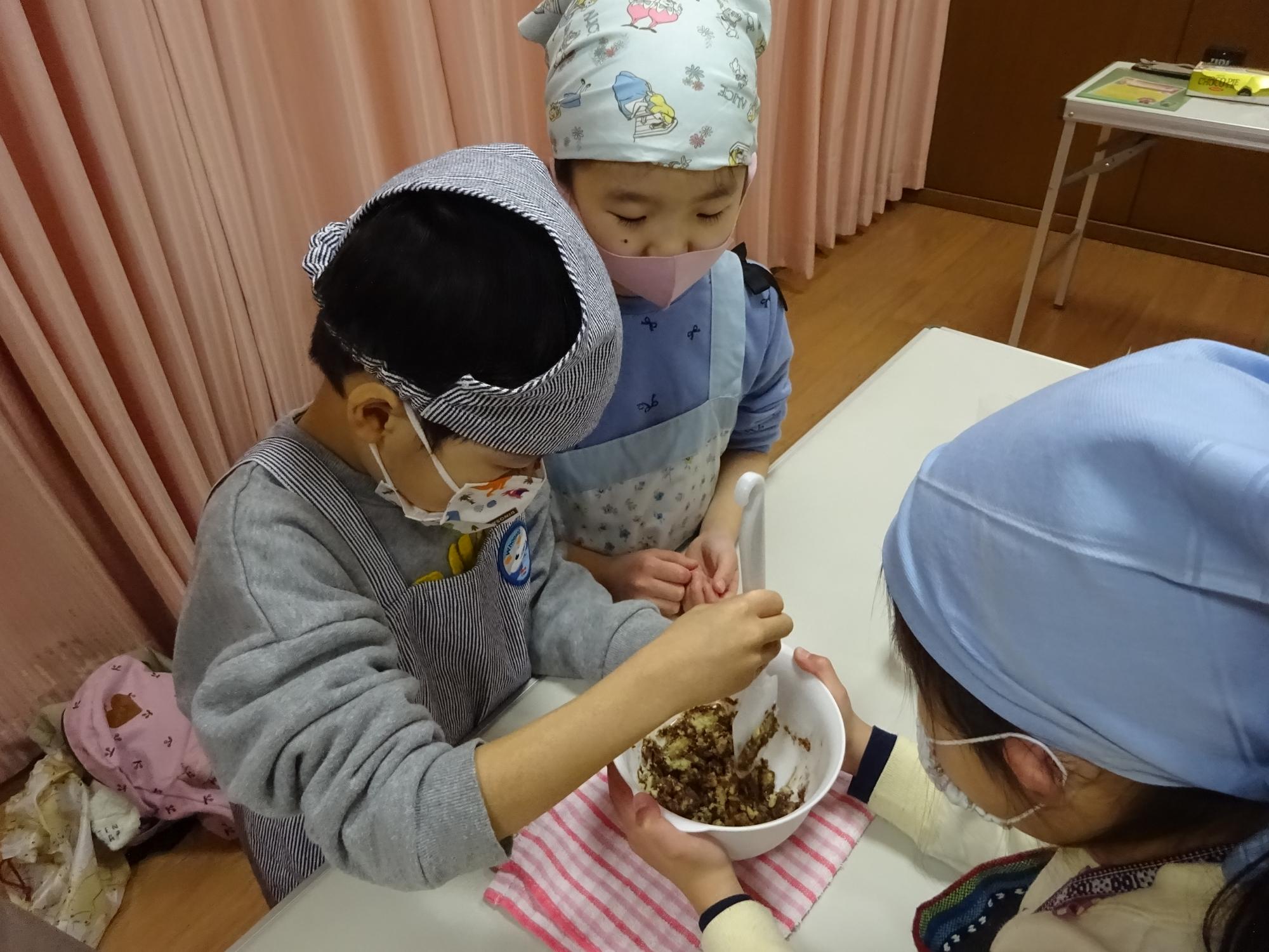 小学生がおやつを作っている様子
