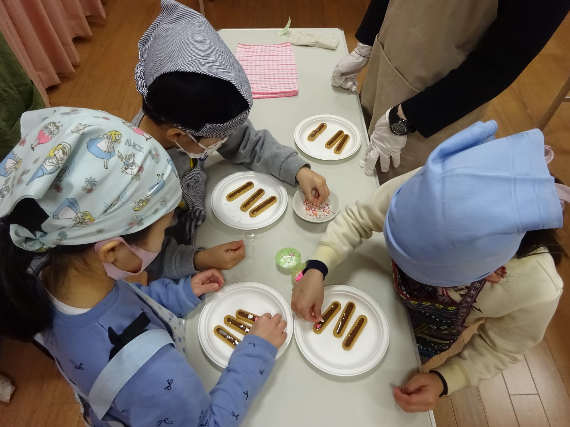 小学生がおやつを作っている様子