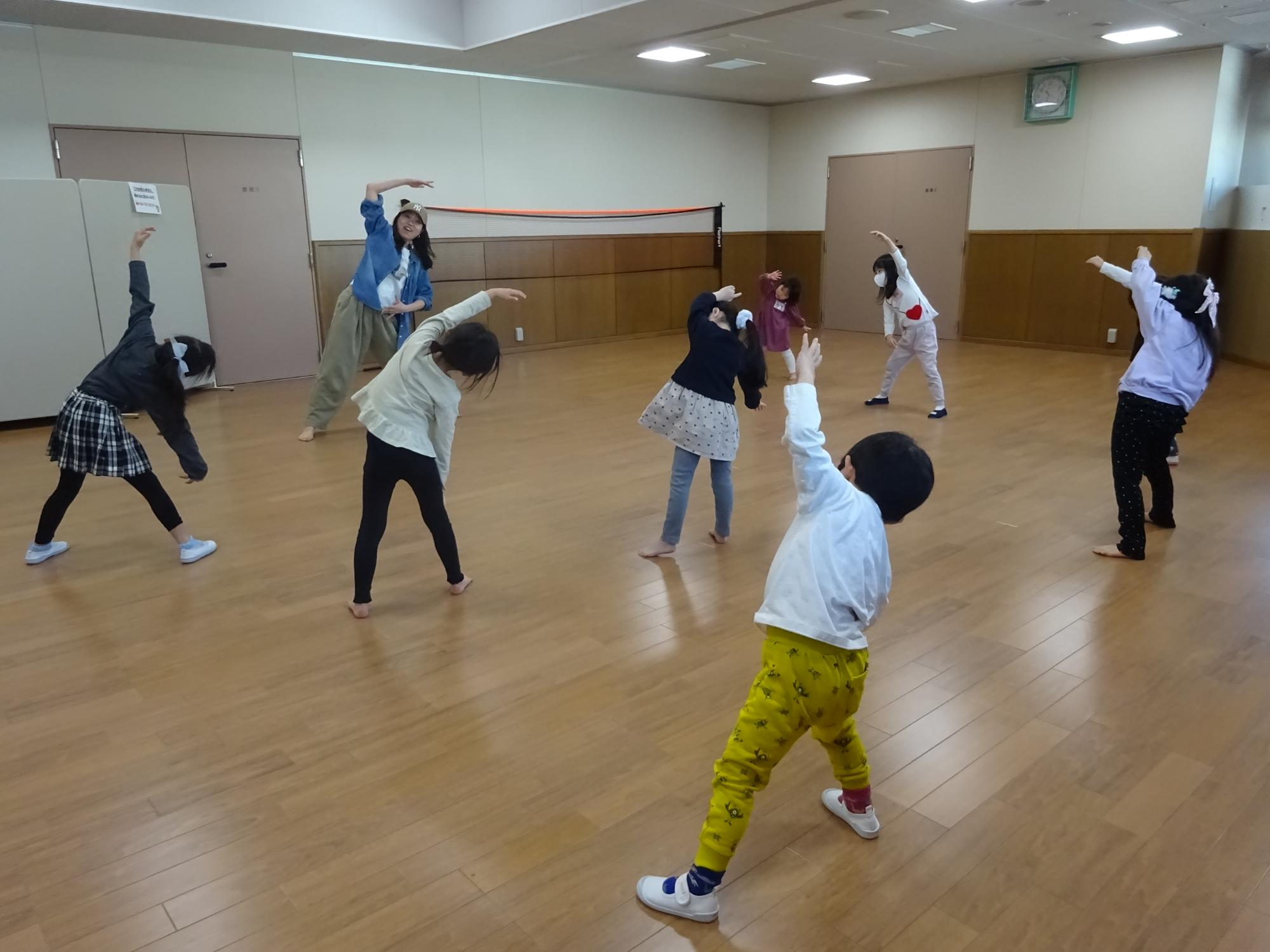 講師と子どもがダンスをしている様子
