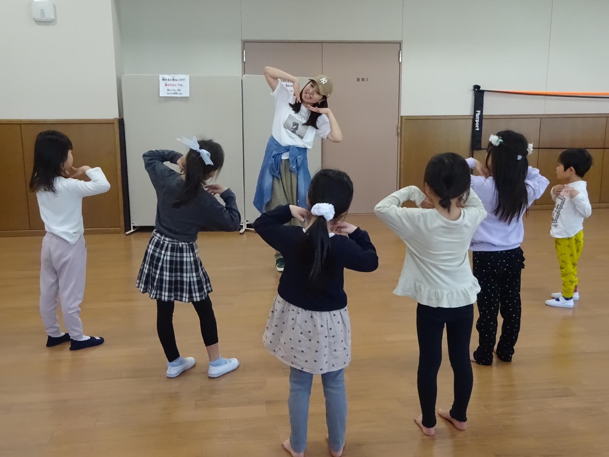 子どもがダンスをしている様子