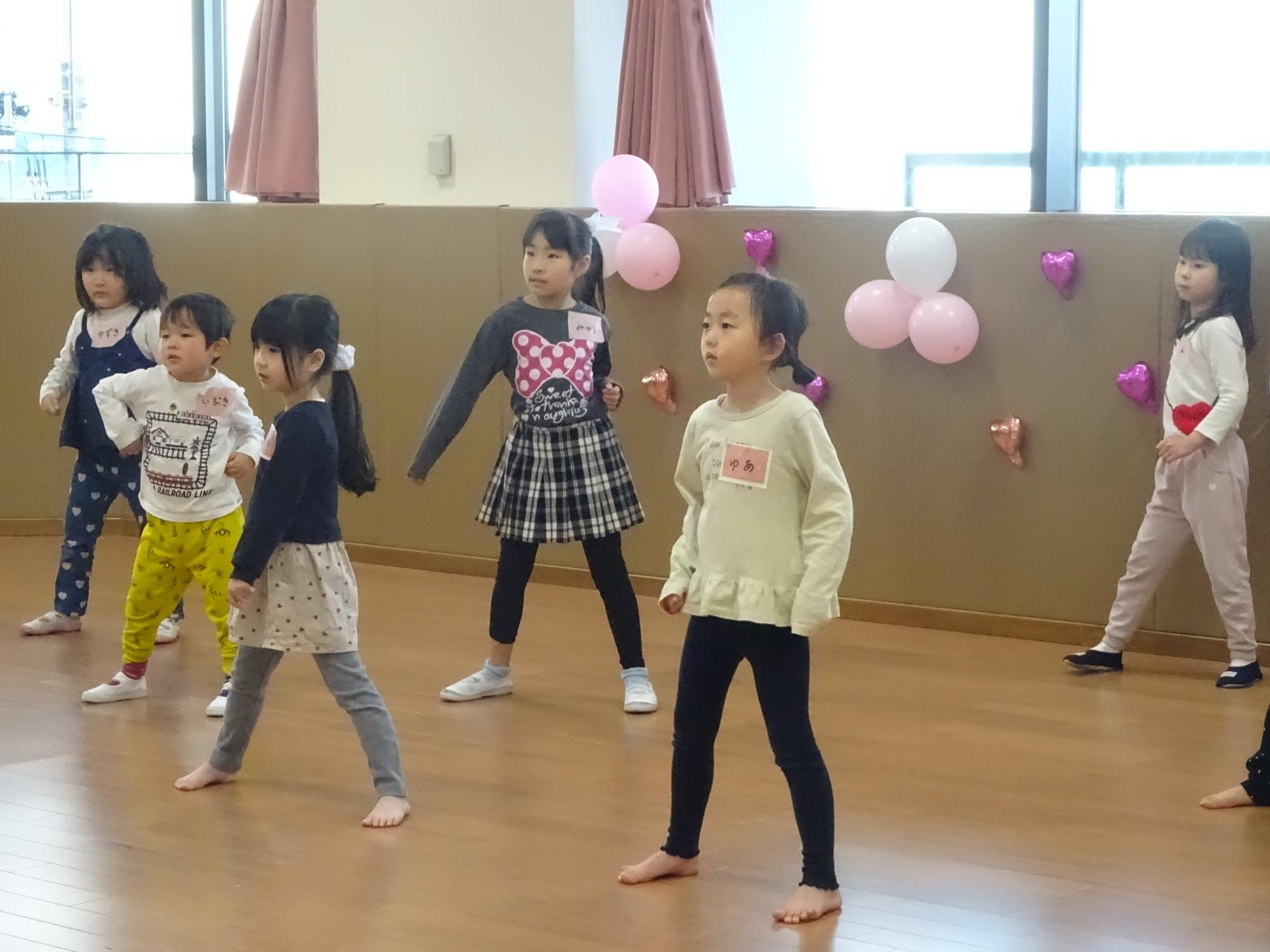 子どもがダンスをしている様子
