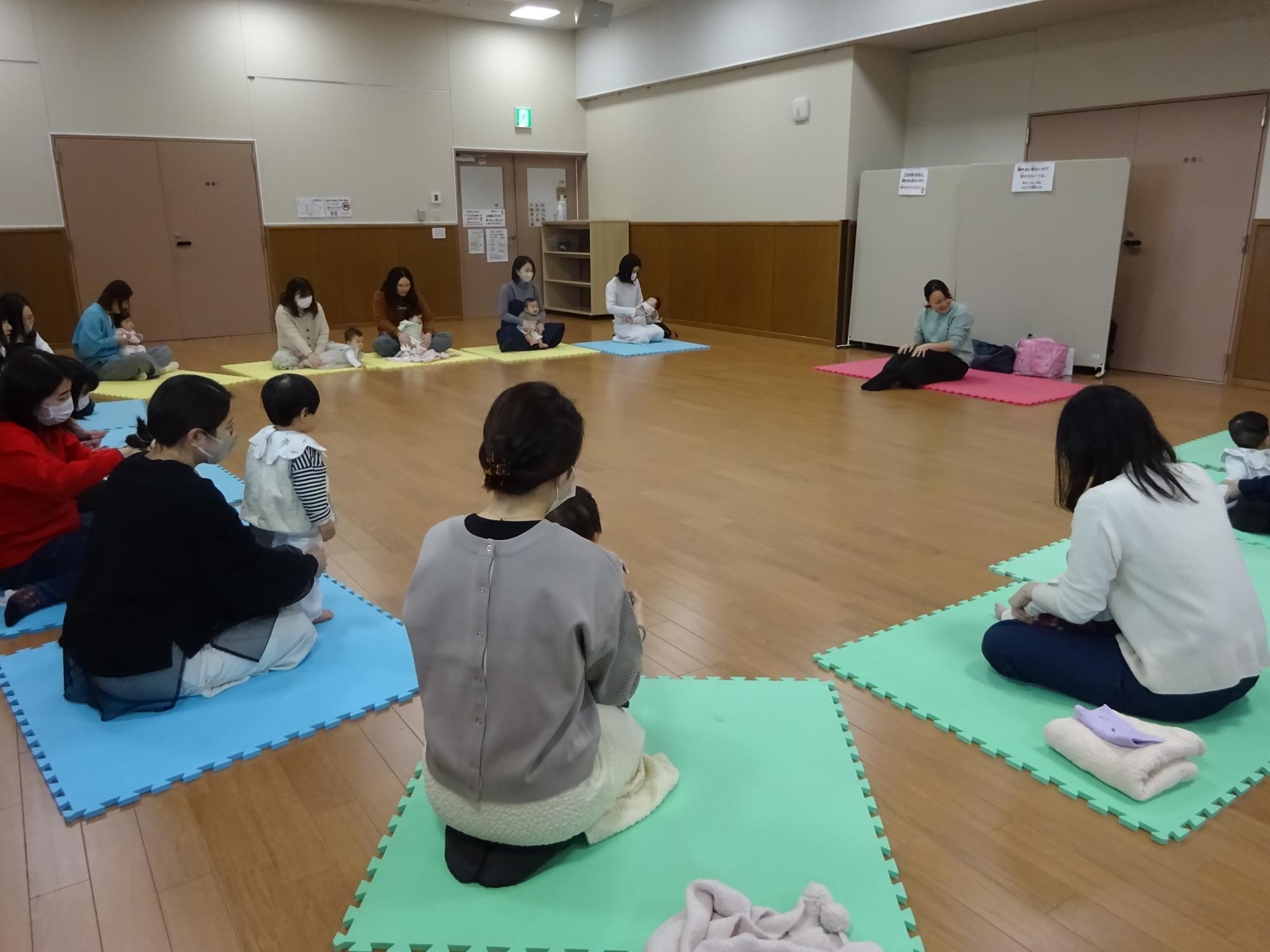 親子でふれあいながら英語で遊んでいる様子