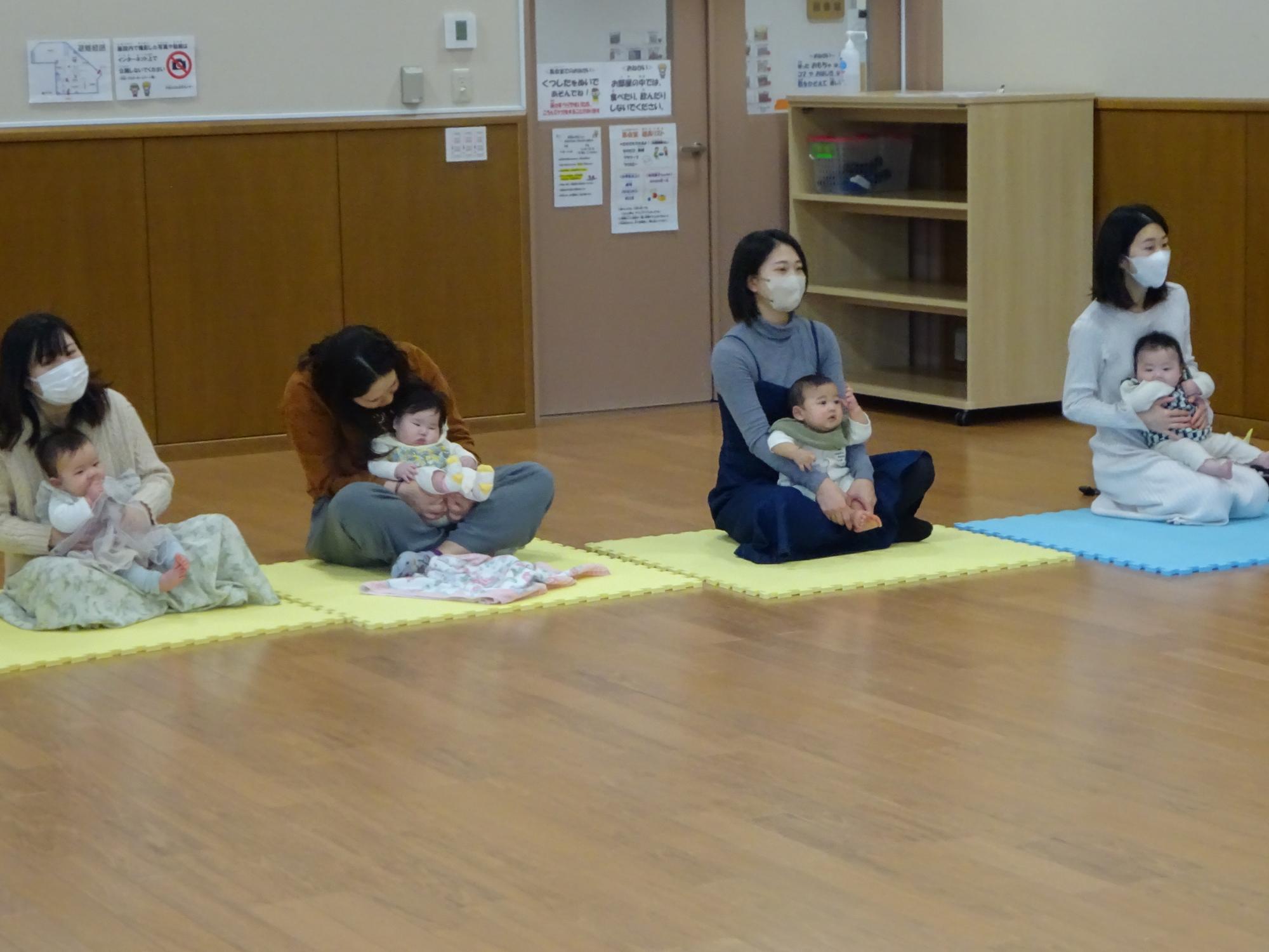 親子でふれあいながら英語で遊んでいる様子