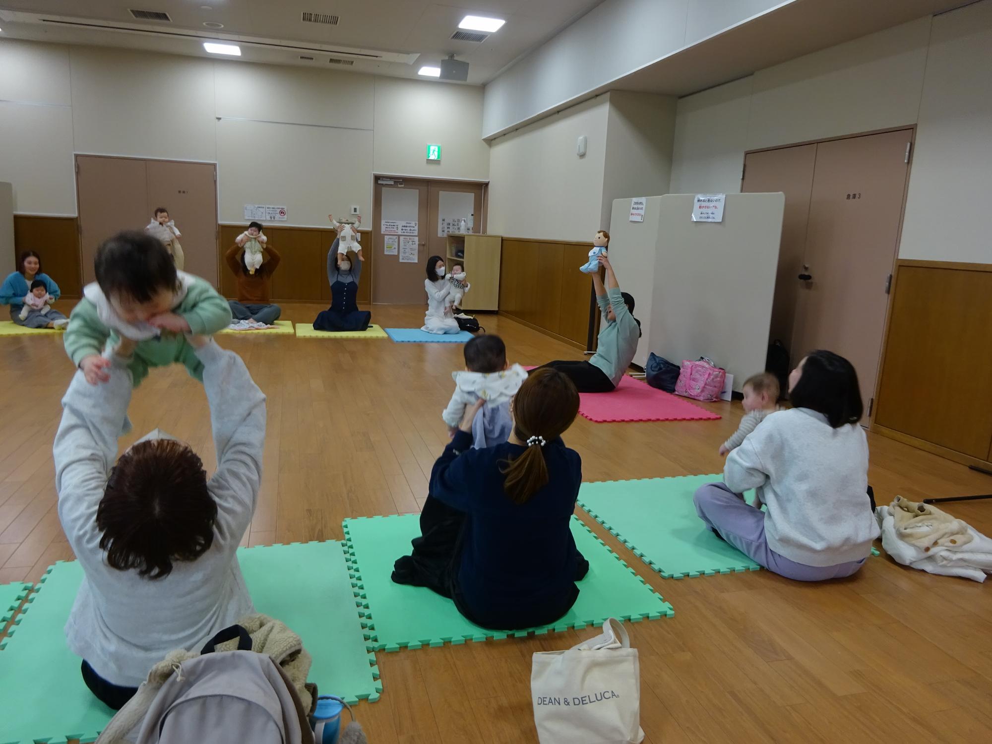 親子でふれあいながら英語で遊んでいる様子
