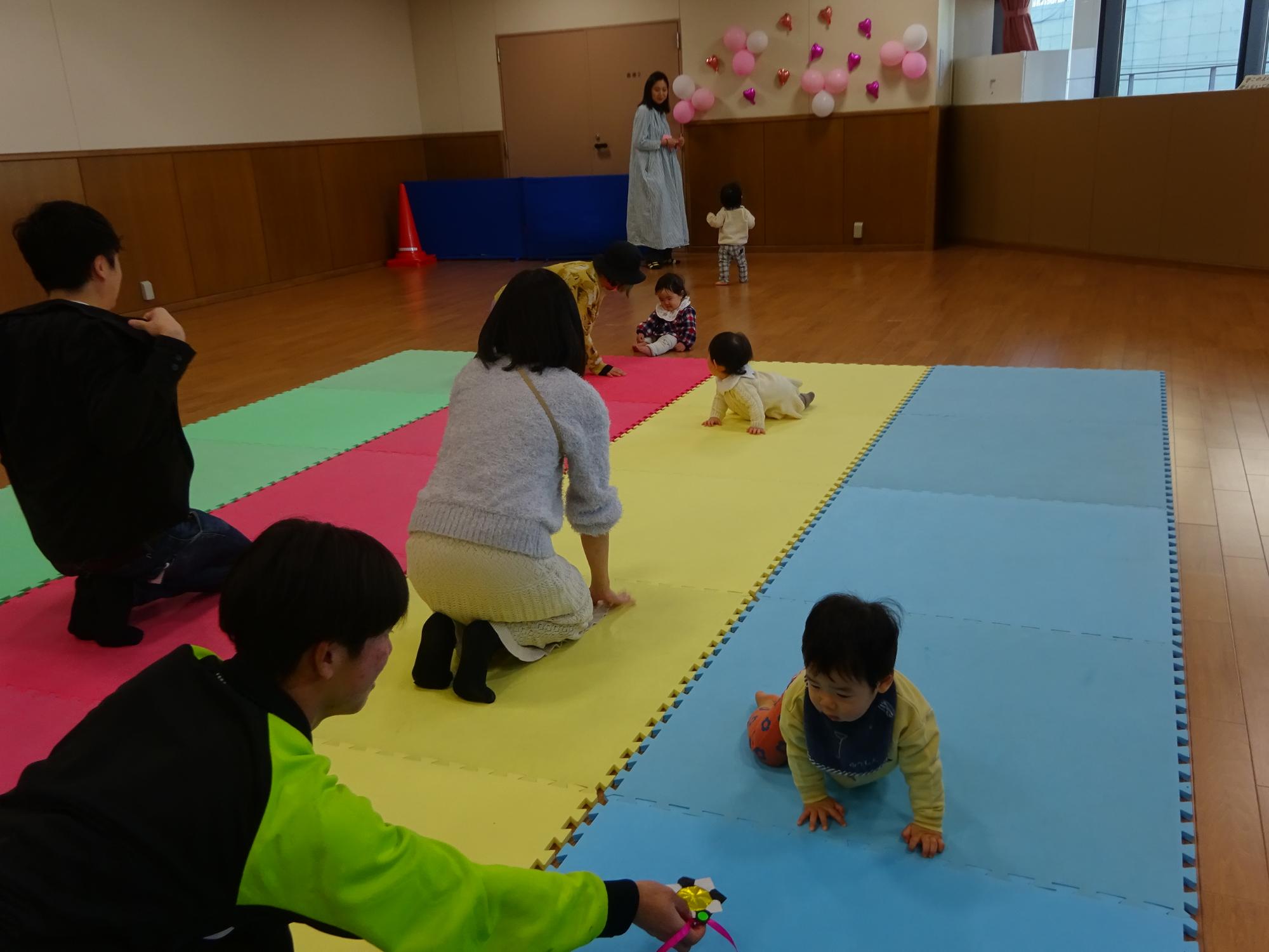 幼児親子がハイハイレースをしている様子