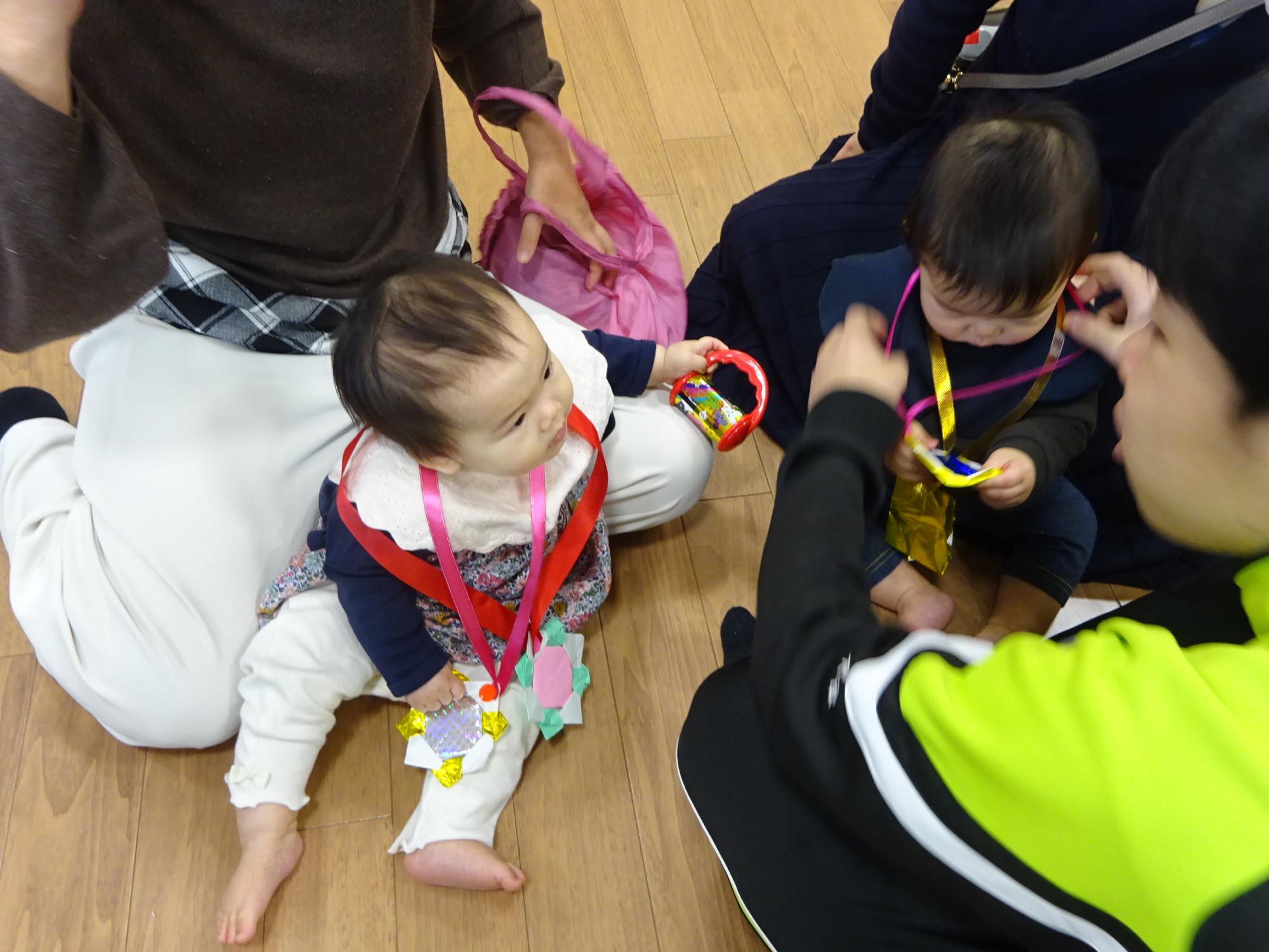 幼児親子がハイハイレースをしている様子