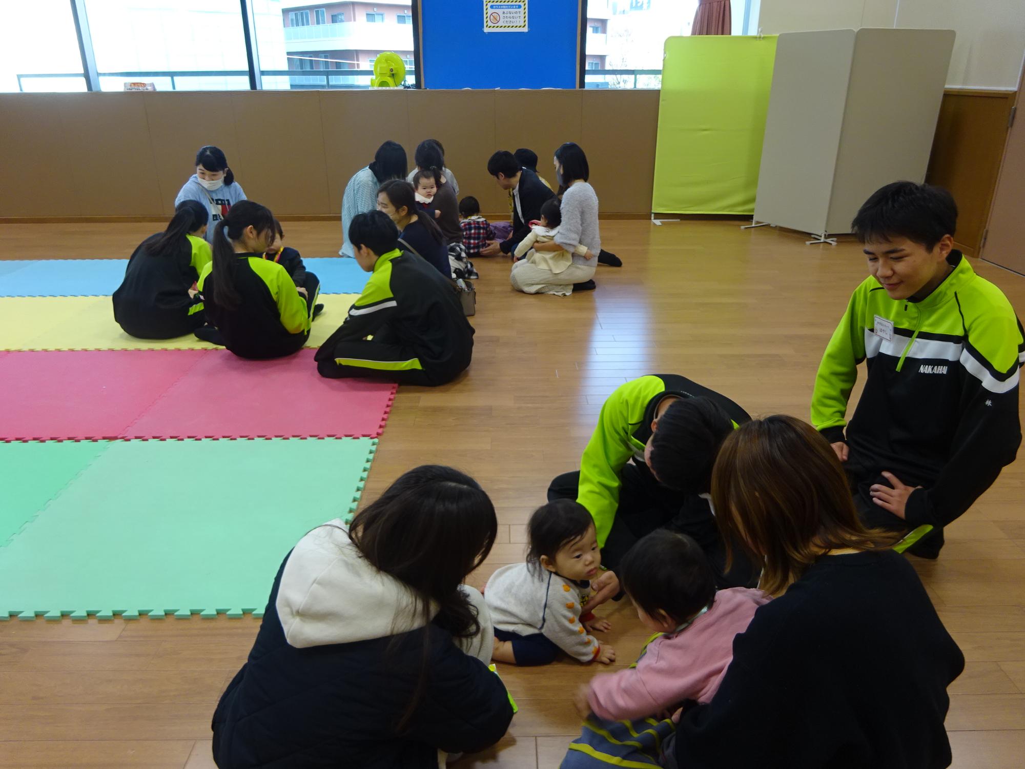 親子でふれあい遊びをしている様子