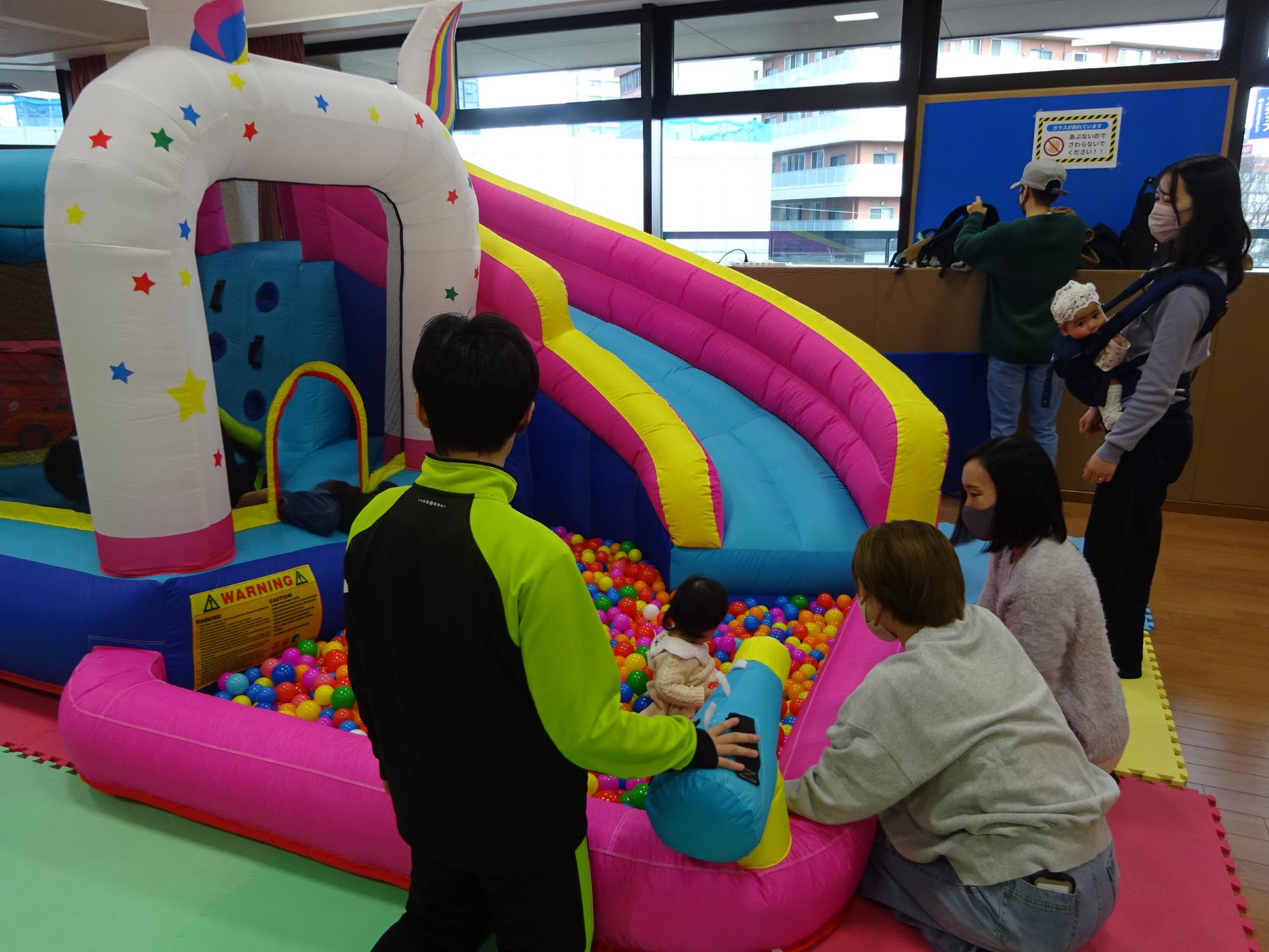 幼児親子が大型遊具で遊んでいる様子