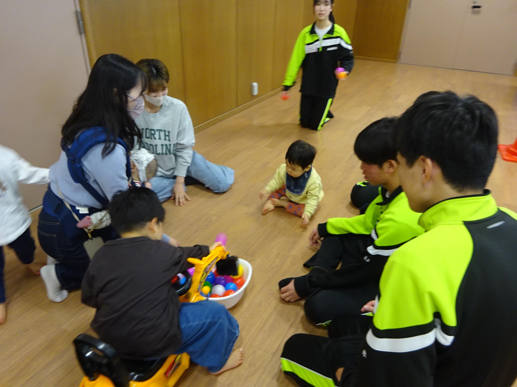 幼児親子が大型遊具で遊んでいる様子