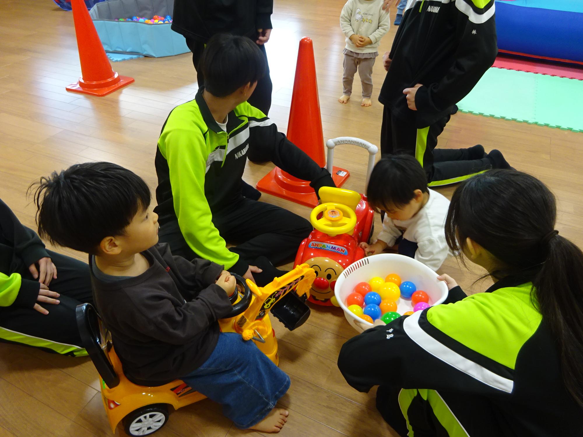 幼児親子が大型遊具で遊んでいる様子