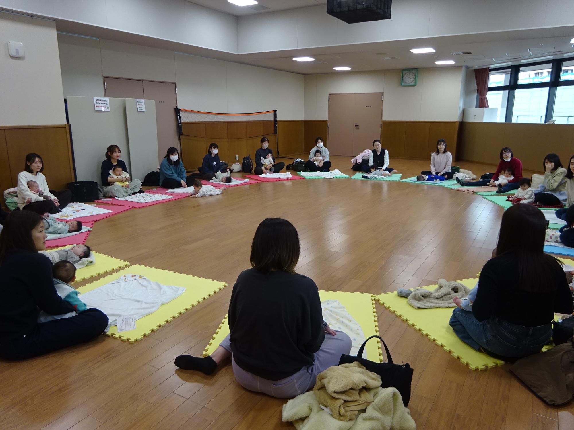 親子でベビーマッサージをしている様子