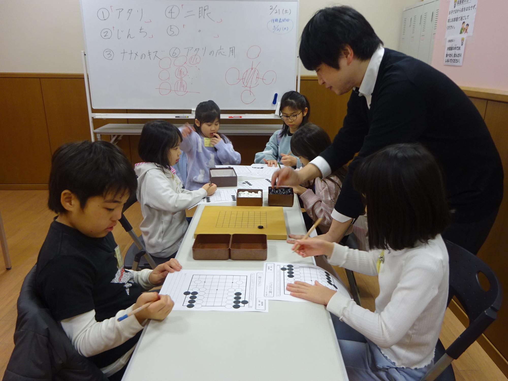 囲碁クラブで囲碁をしている様子