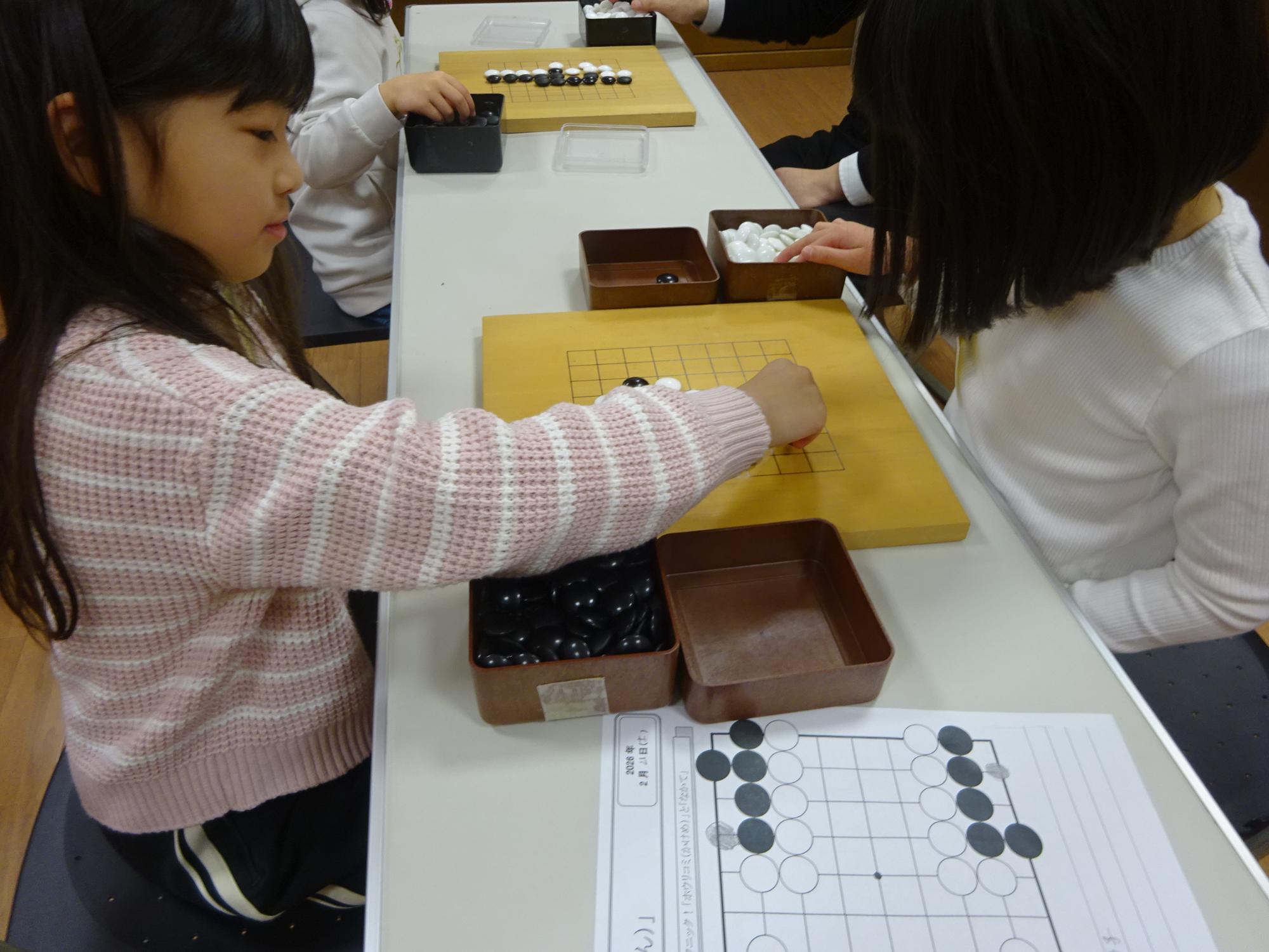 囲碁クラブで囲碁をしている様子
