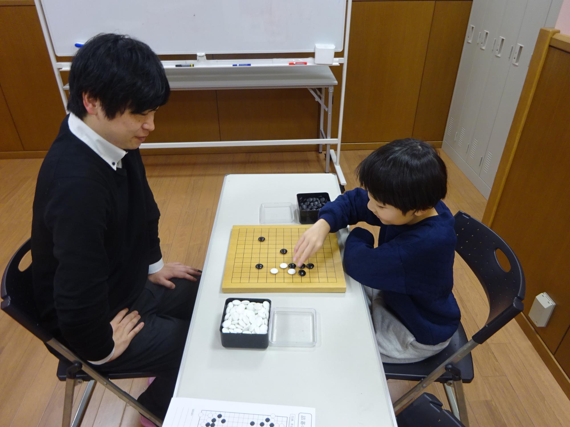 囲碁クラブで囲碁をしている様子
