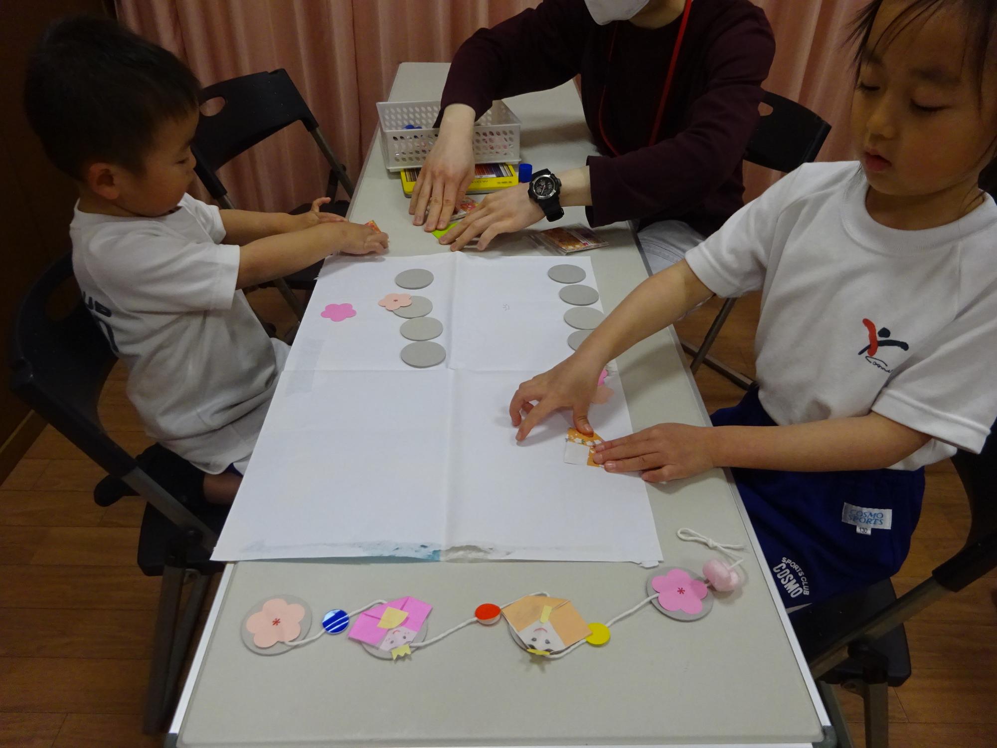 つるしびな工作をしている様子