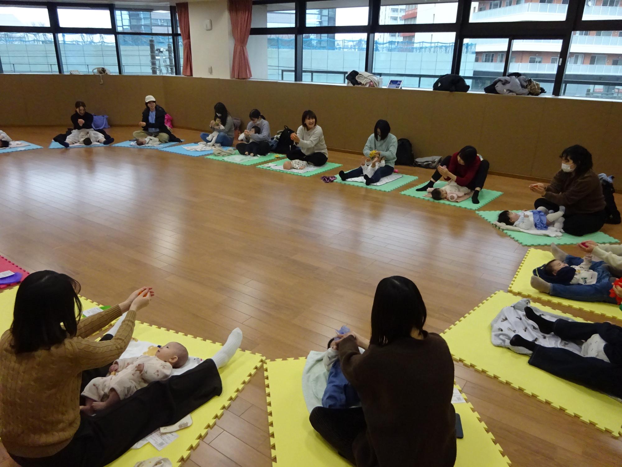 親子でベビーマッサージをしている様子