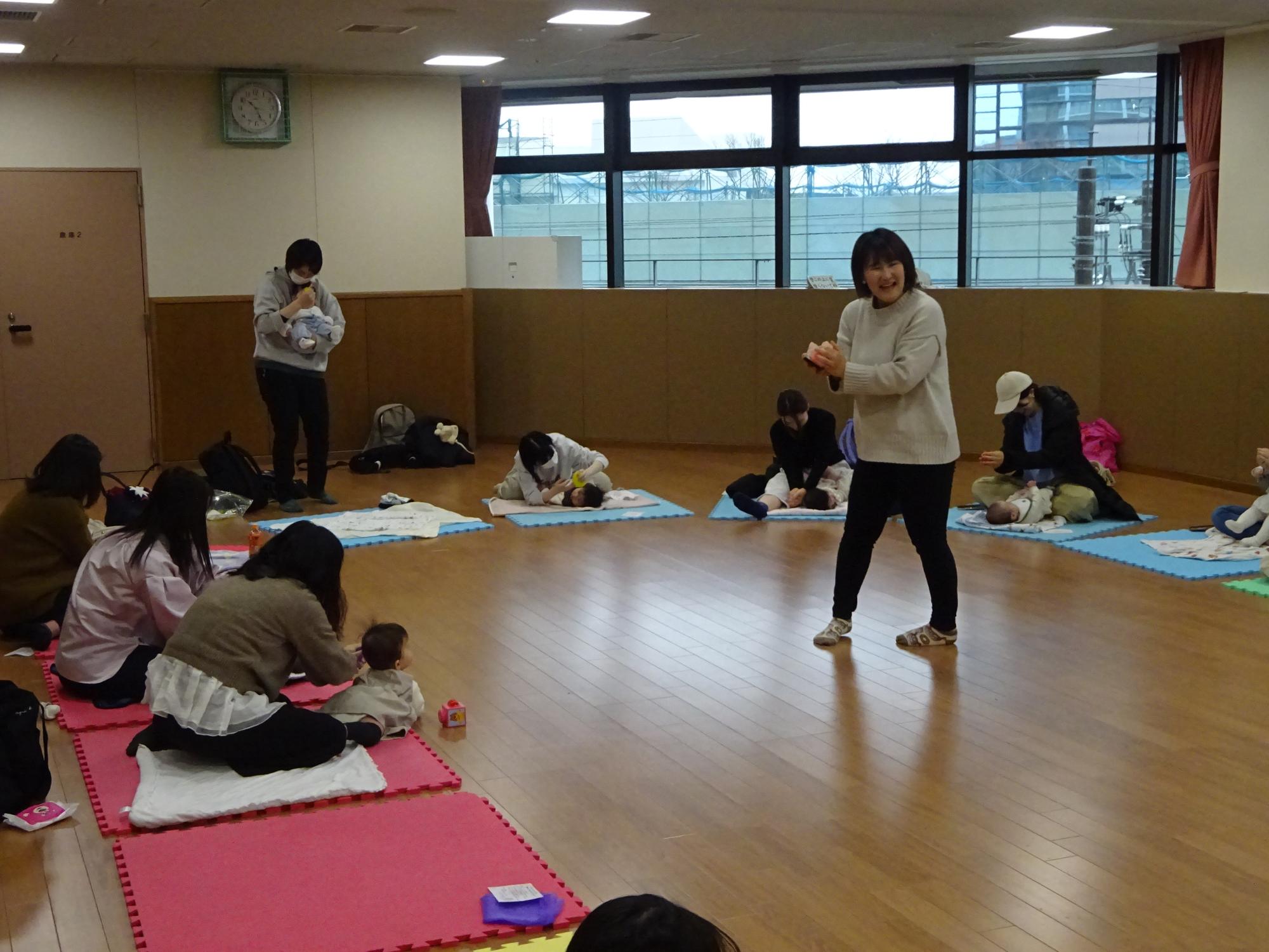 親子でベビーマッサージをしている様子