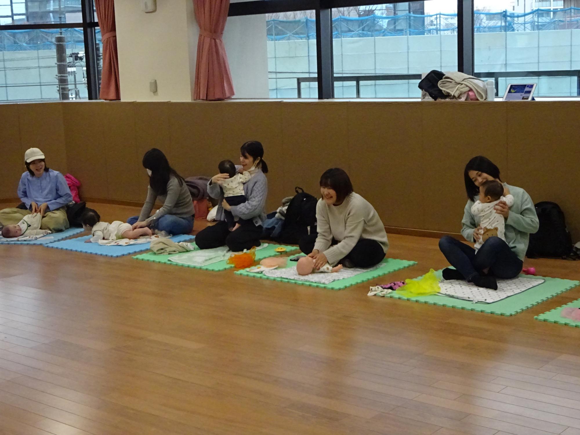 親子でベビーマッサージをしている様子