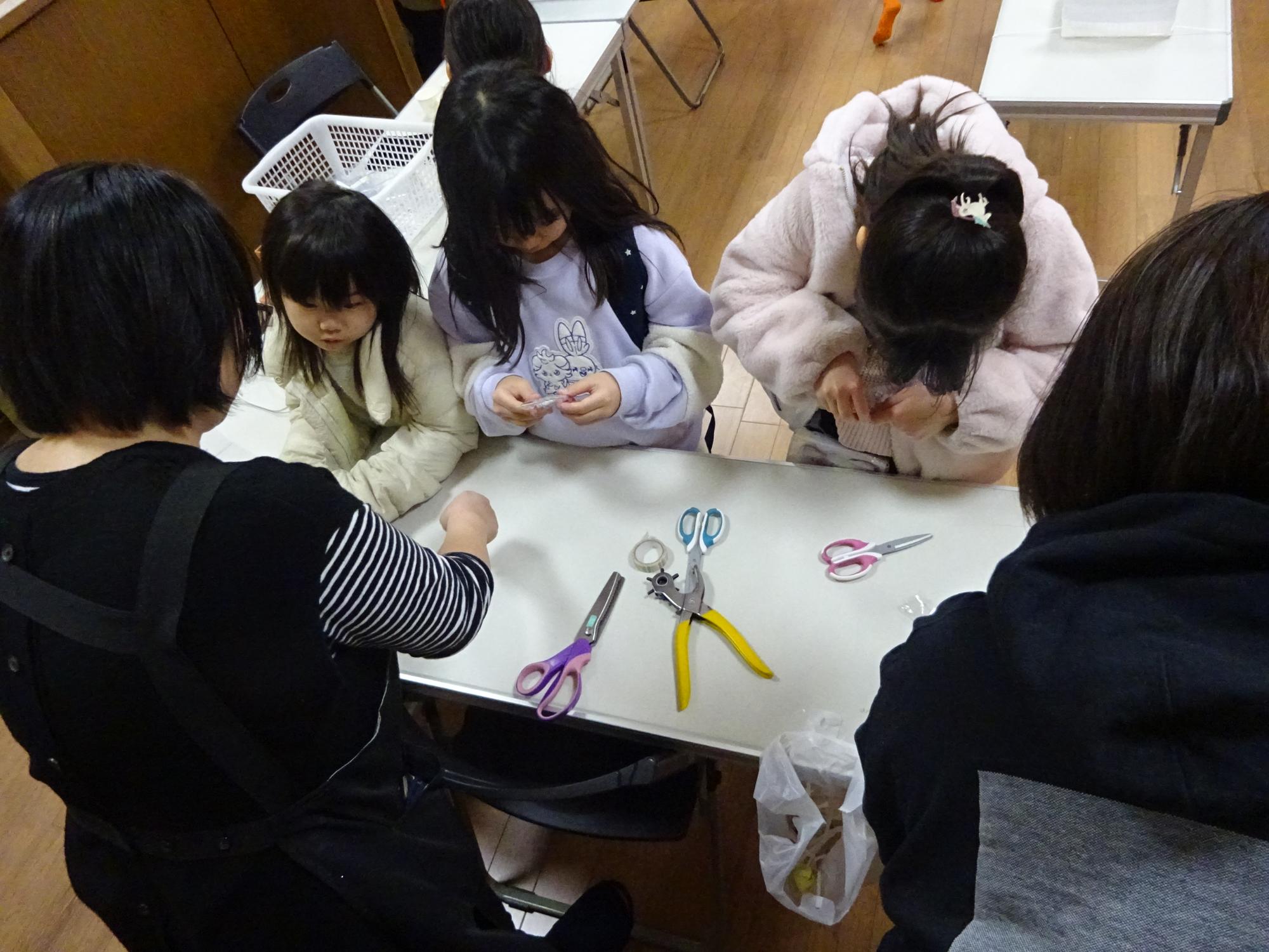 シャカシャカキーホルダーを作っている様子