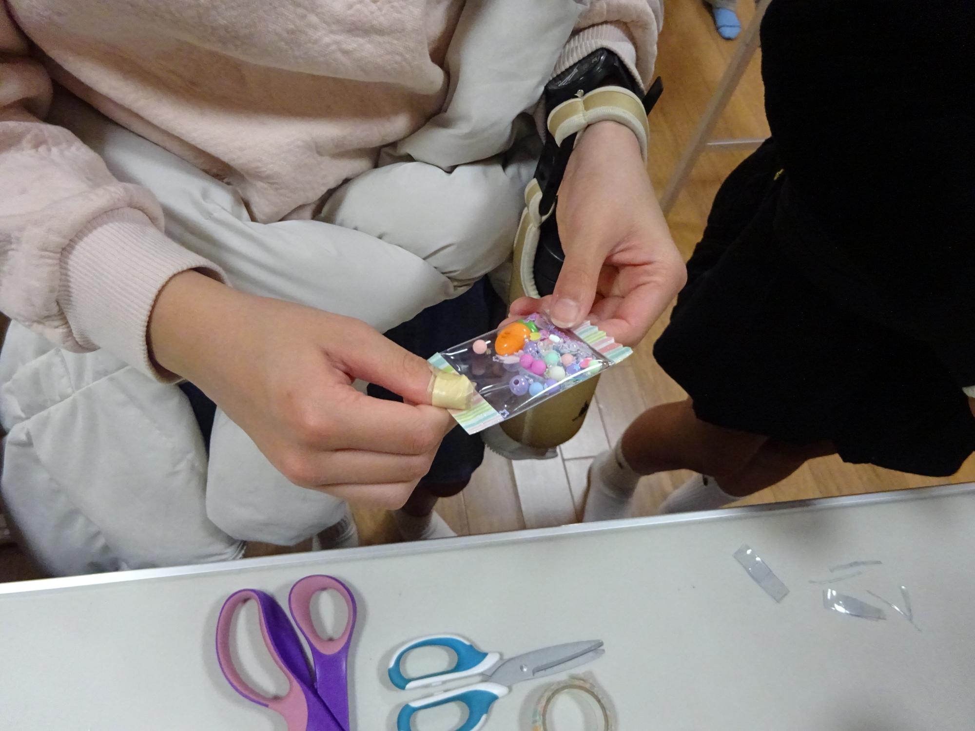 シャカシャカキーホルダーを作っている様子