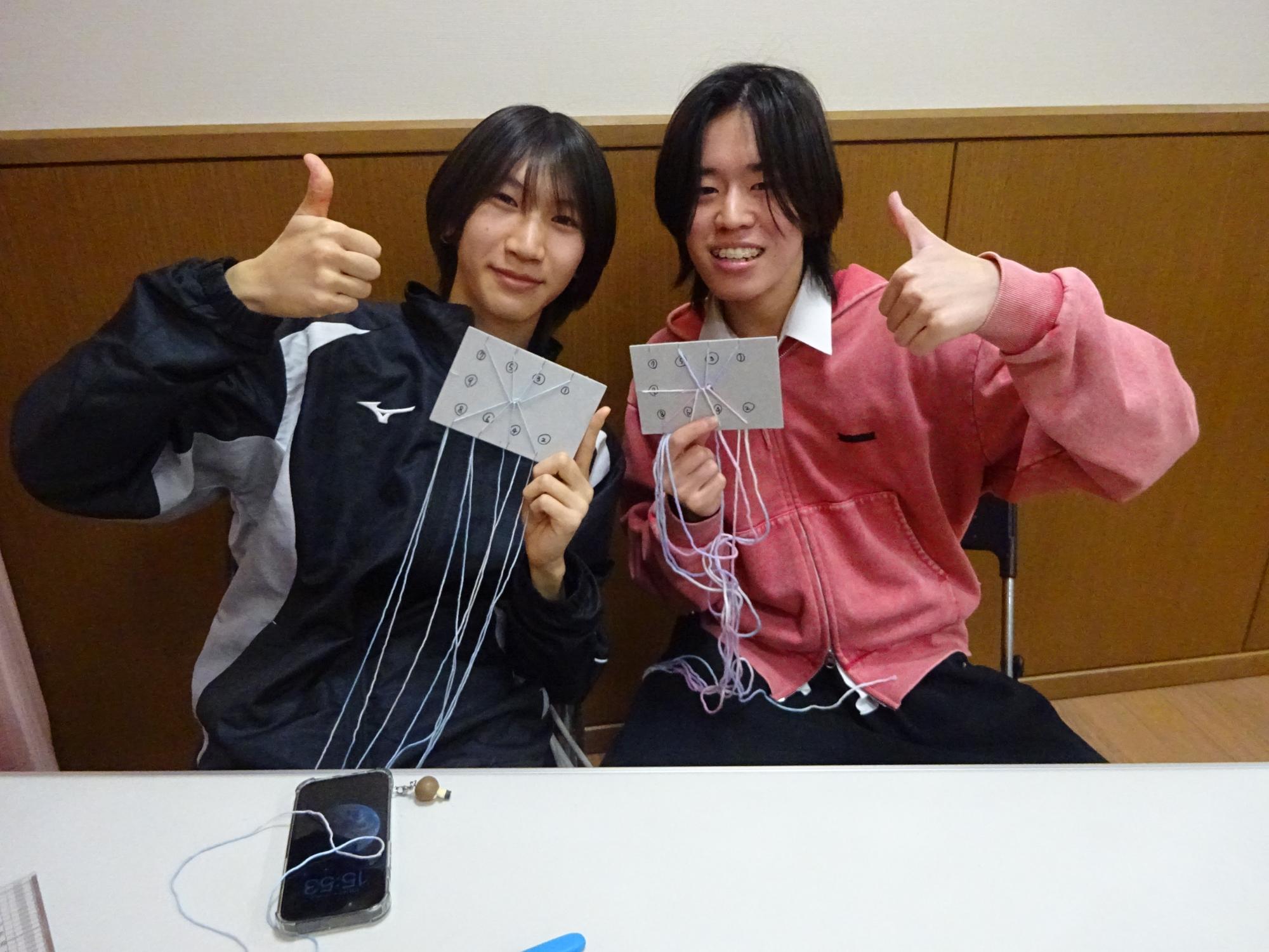 友達とミサンガを編んでいる様子