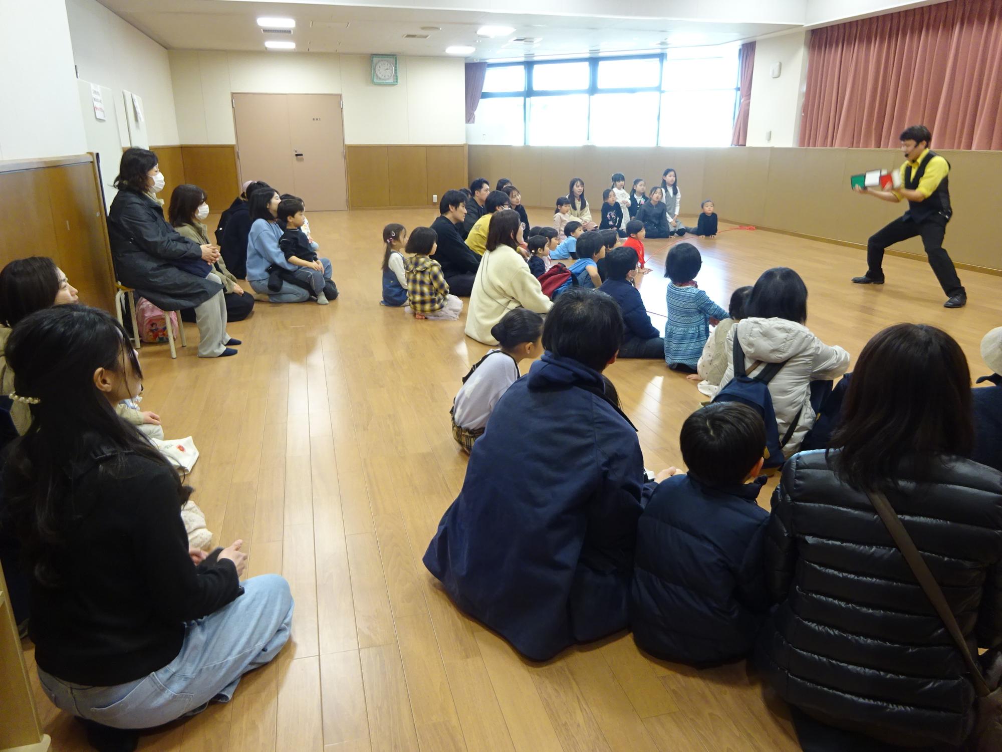 大道芸を見ている様子