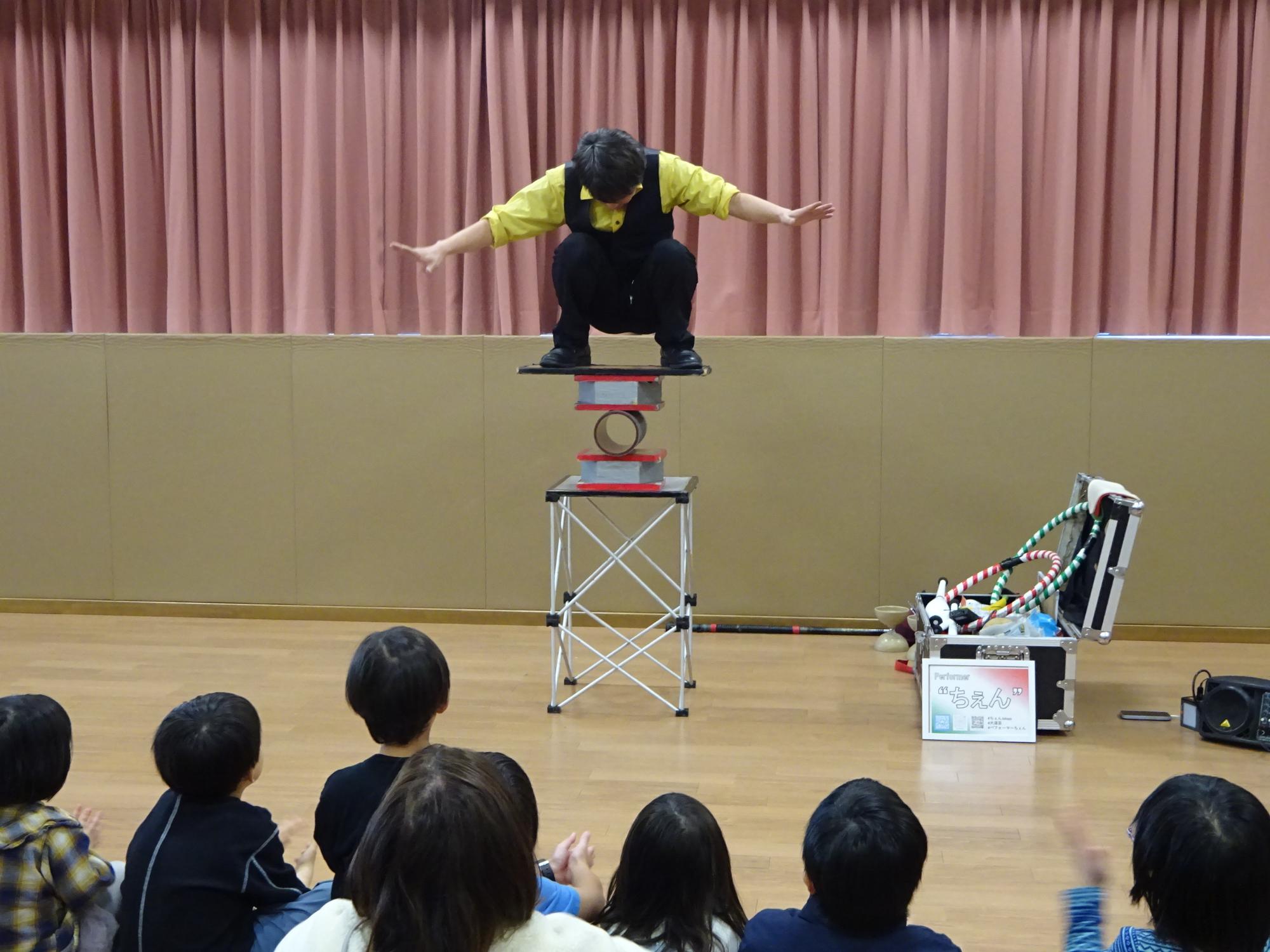 大道芸を見ている様子